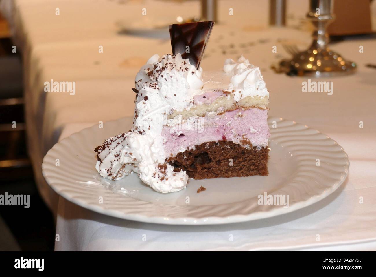 Morceau de gâteau à la crème sur une assiette, Allemagne, Europe Banque D'Images