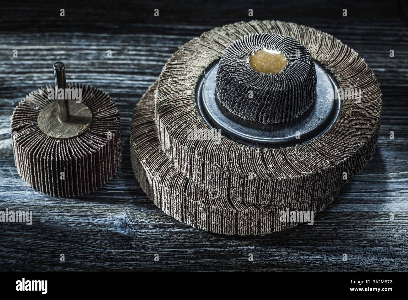 Meules rotatives utilisées sur planche de bois vintage Banque D'Images