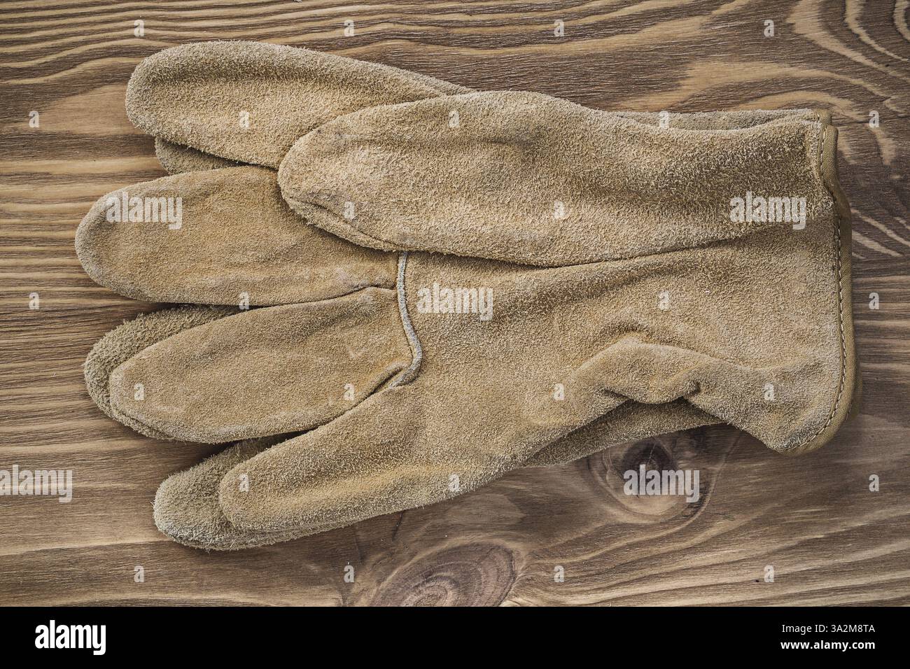 Gants de sécurité sur le concept d'entretien de planche en bois vintage Banque D'Images Gants de sécurité sur le concept d'entretien de planche en bois vintage Banque D'Images