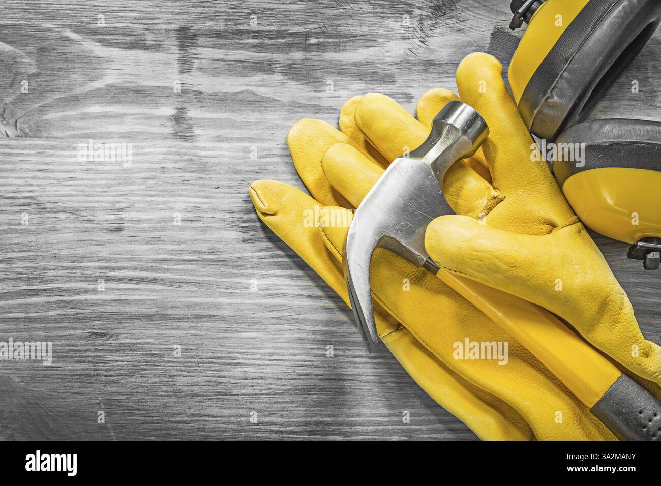 Ensemble de marteau à griffes de vêtements de travail de sécurité sur le concept de construction de panneaux en bois Banque D'Images Ensemble de marteau à griffes de vêtements de travail de sécurité sur le concept de construction de panneaux en bois Banque D'Images