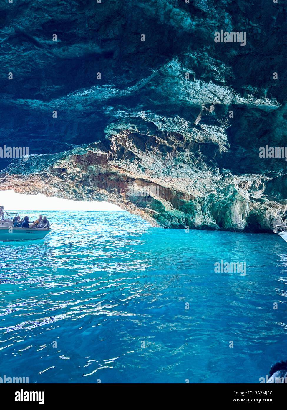 La grotte bleue près de Herceg Novi, Monténégro, avec ses eaux bleues fascinantes reflétant la lumière du soleil. Une merveille naturelle époustouflante et une destination populaire. - Image de stock capturée avec un smartphone