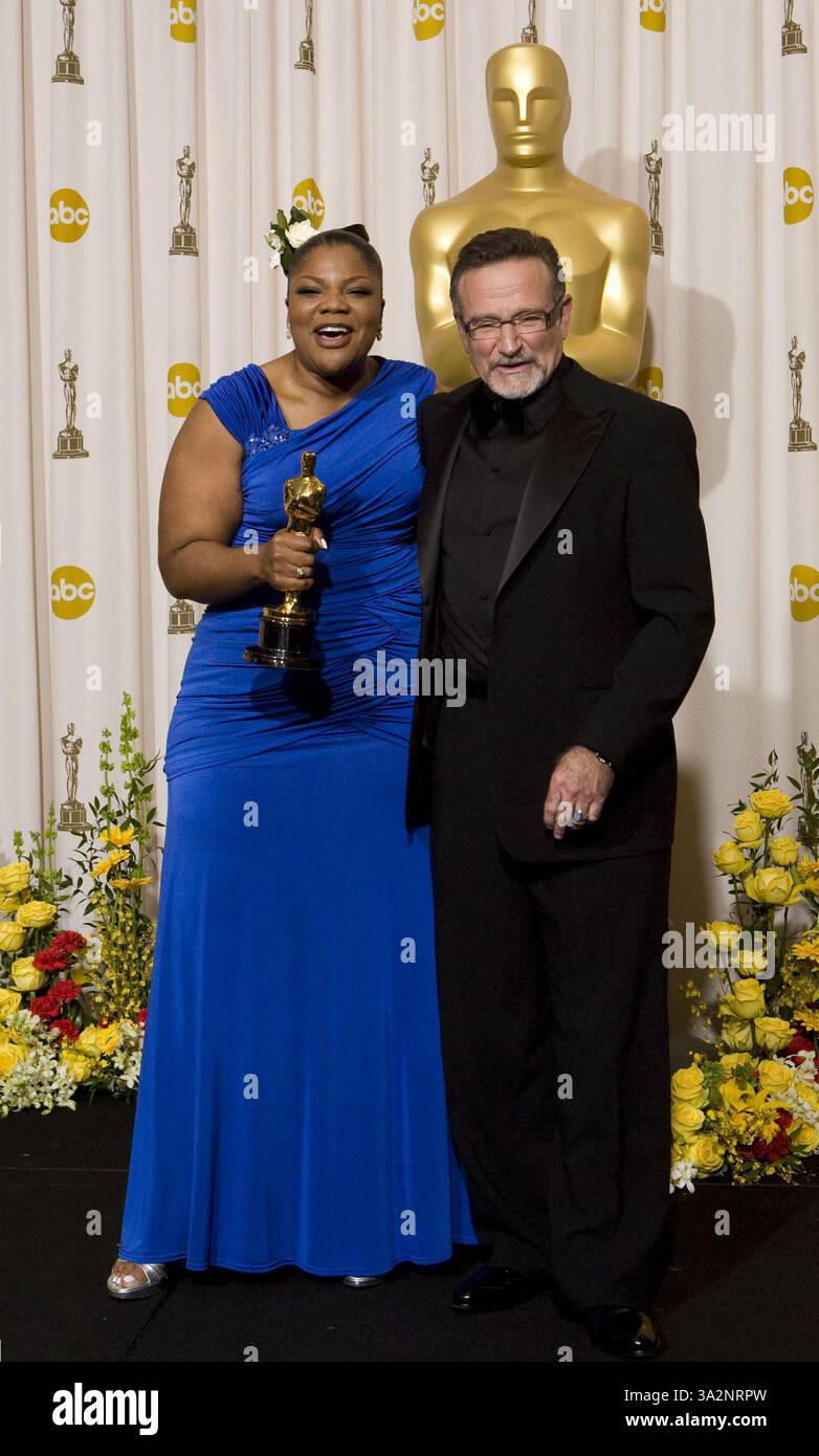 11 août 2014 - Hollywood, Californie, États-Unis S - Robin Williams est décédé le lundi 11 août 2014 à l'âge de 63 ans d'un suicide apparent à son domicile de Tiburon, en Californie. PHOTO DU DOSSIER : L'actrice Mo'nique, lauréate du prix de la meilleure actrice dans un second rôle pour 'Precious : basé sur le roman 'Push' de Sapphire', et le présentateur Robin Williams posent dans la salle de presse lors de la 82e cérémonie annuelle des Academy Awards qui s'est tenue au Kodak Theatre le 7 mars 2010 à Hollywood, Californie. (Crédit image : © Prensa Internacional/ZUMA Wire) Banque D'Images
