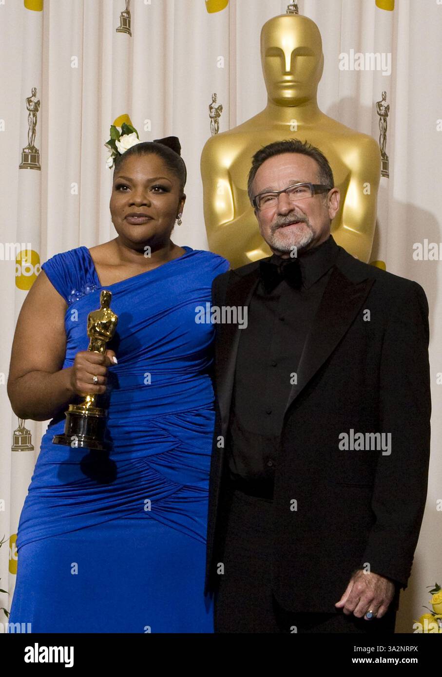 11 août 2014 - Hollywood, Californie, États-Unis S - Robin Williams est décédé le lundi 11 août 2014 à l'âge de 63 ans d'un suicide apparent à son domicile de Tiburon, en Californie. PHOTO DU DOSSIER : L'actrice Mo'nique, lauréate du prix de la meilleure actrice dans un second rôle pour 'Precious : basé sur le roman 'Push' de Sapphire', et le présentateur Robin Williams posent dans la salle de presse lors de la 82e cérémonie annuelle des Academy Awards qui s'est tenue au Kodak Theatre le 7 mars 2010 à Hollywood, Californie. (Crédit image : © Prensa Internacional/ZUMA Wire) Banque D'Images