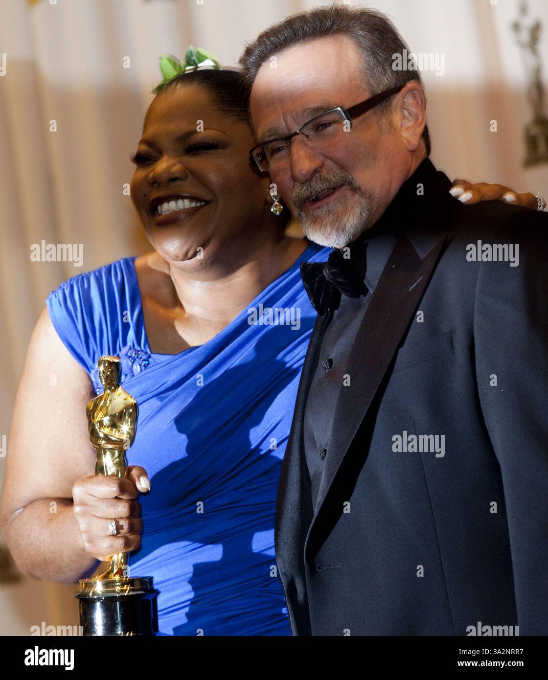 11 août 2014 - Hollywood, Californie, États-Unis S - Robin Williams est décédé le lundi 11 août 2014 à l'âge de 63 ans d'un suicide apparent à son domicile de Tiburon, en Californie. PHOTO DU DOSSIER : L'actrice Mo'nique, lauréate du prix de la meilleure actrice dans un second rôle pour 'Precious : basé sur le roman 'Push' de Sapphire', et le présentateur Robin Williams posent dans la salle de presse lors de la 82e cérémonie annuelle des Academy Awards qui s'est tenue au Kodak Theatre le 7 mars 2010 à Hollywood, Californie. (Crédit image : © Prensa Internacional/ZUMA Wire) Banque D'Images