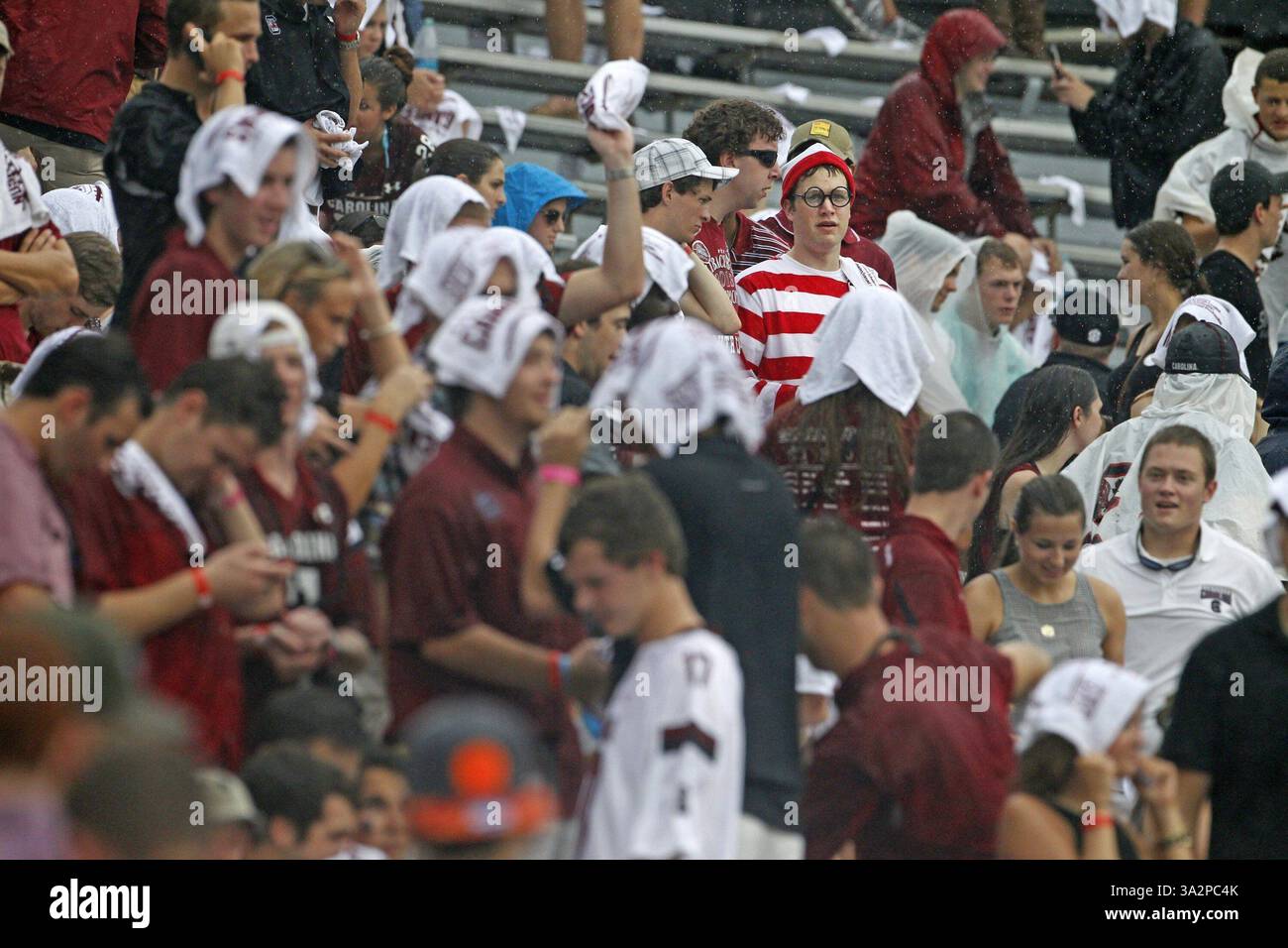 13 septembre 2014 - Columbia, SC, États-Unis - fans, y compris Waldo, attendez un retard du temps et le début du match des Gamecocks contre Georgia au stade Williams-Brice, samedi 13 septembre 2014 à Columbia, S.C. (image crédit : © Gerry Melendez/MCT/ZUMA Wire) Banque D'Images