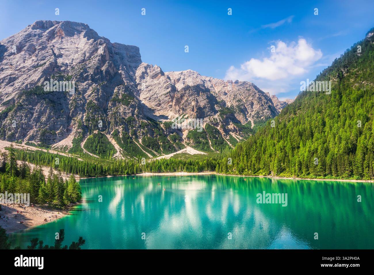 Vue aérienne panoramique sur le lac Braies ou le lac Prags ou Pragser Wildsee et les Dolomites en arrière-plan. Tyrol du Sud, Italie, Europe. Banque D'Images