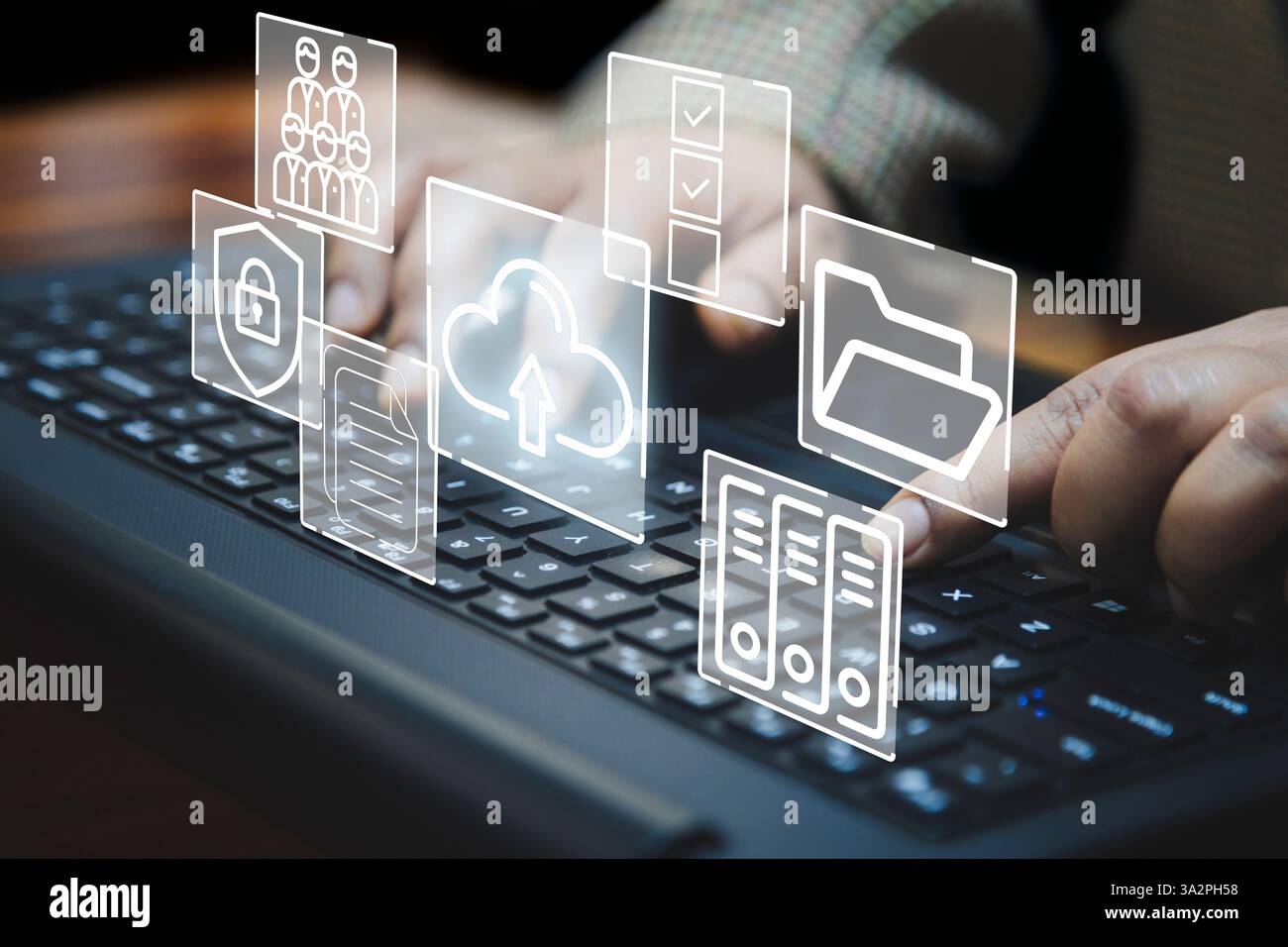 Une femme d'affaires interagit avec des icônes numériques représentant le stockage de documents en ligne, le téléchargement dans le cloud et la sécurité des données. L'image symbolise le technolo moderne Banque D'Images