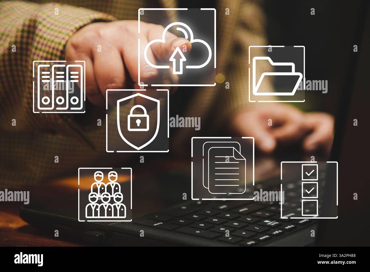 Une femme d'affaires interagit avec des icônes numériques représentant le stockage de documents en ligne, le téléchargement dans le cloud et la sécurité des données. L'image symbolise le technolo moderne Banque D'Images