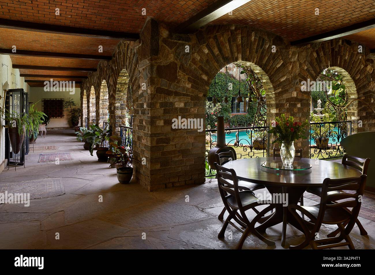 Cour et piscine à l'arrière de la maison. Résidence Sorsbie, Nairobi, Kenya. Architecte : Sir Malin Sorsbie, 1962. Banque D'Images