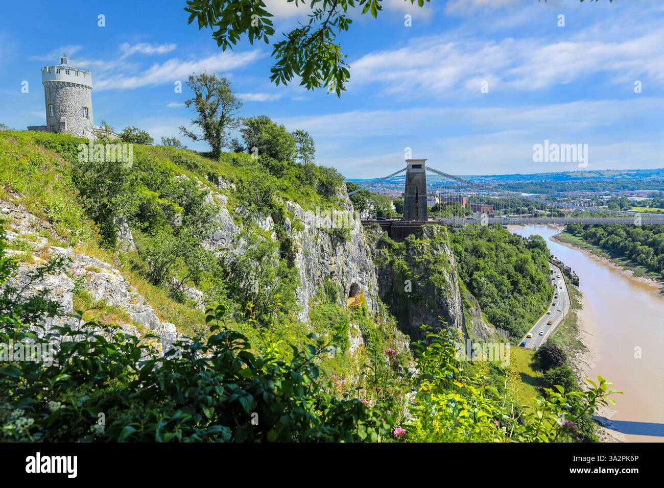 L'observatoire de Clifton et Camera Obscura et le pont suspendu de Clifton enjambant la gorge d'Avon et la rivière Avon, Bristol, Angleterre, Royaume-Uni Banque D'Images