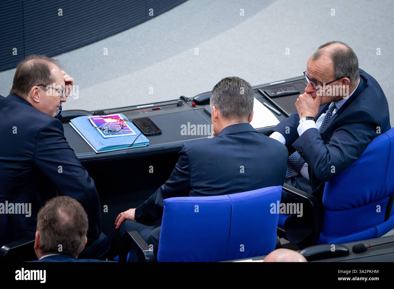 Deutscher Bundestag, 213. Plenarsitzung Friedrich Merz CDU vertieft in ein gespraech mit Alexander Dobrindt CSU und Thorsten Frei CDU gegen Ende der Debatte um die Aenderung des Grundgesetzes Artikel 109, 115, 143h im Plenum BEI der 213. Sitzung des Deutschen Bundestag à Berlin, 13.03.2025 Berlin Berlin Deutschland *** Bundestag allemand, session plénière de 213 Friedrich Merz CDU s'est engagé dans une conversation avec Alexander Dobrindt CSU et Thorsten Frei CDU vers la fin du débat sur la modification des articles 109, 115, 143h de la Loi fondamentale lors de la session de 213 du Bundestag allemand i. Banque D'Images