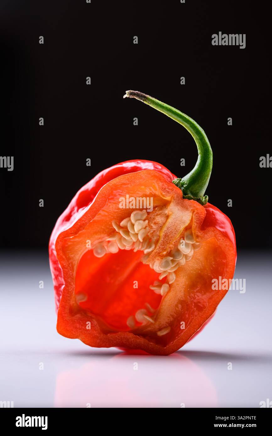 Couper en deux le poivre habanero (capsicum chinense) avec les graines rapprochées. Les poivrons mexicains très chauds se rapprochent Banque D'Images