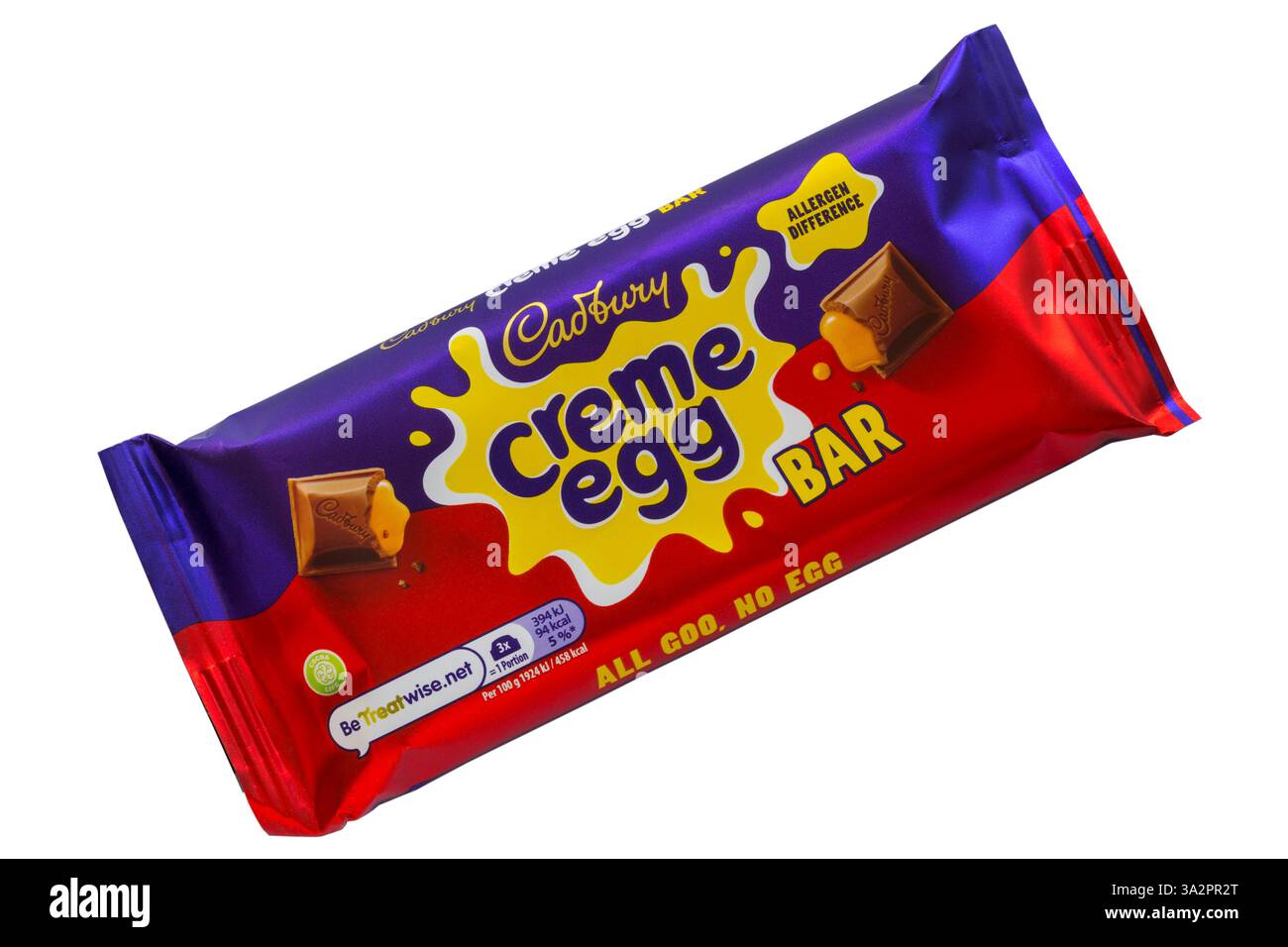 Barre d'oeufs crème Cadbury barre de chocolat différence allergène isolé sur fond blanc - chocolat au lait avec un centre fondant mou Banque D'Images