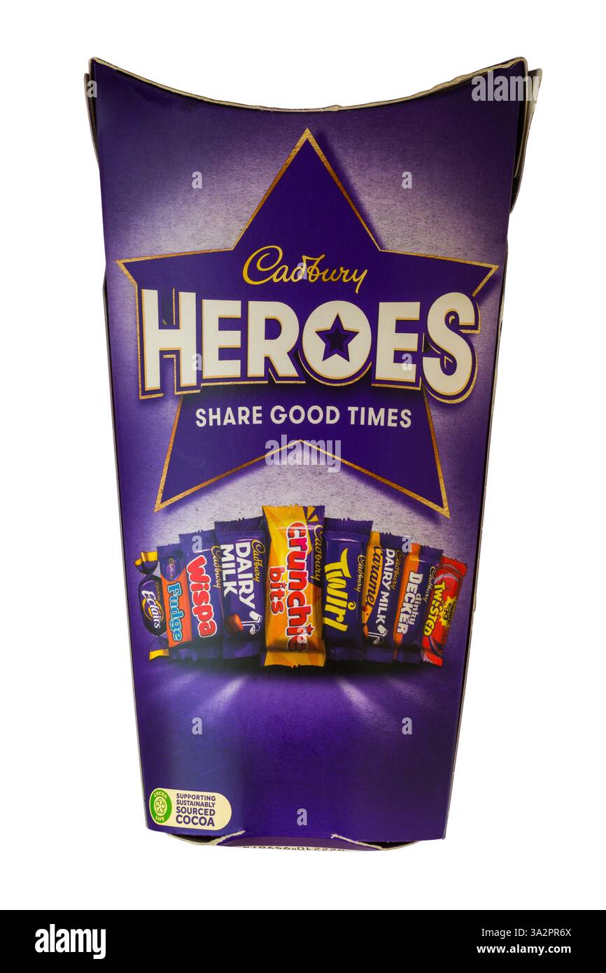 Boîte de chocolats Cadbury Heroes isolé sur fond blanc - boîte de chocolat Heroes, chocolats Heroes, bonbons Heroes Banque D'Images