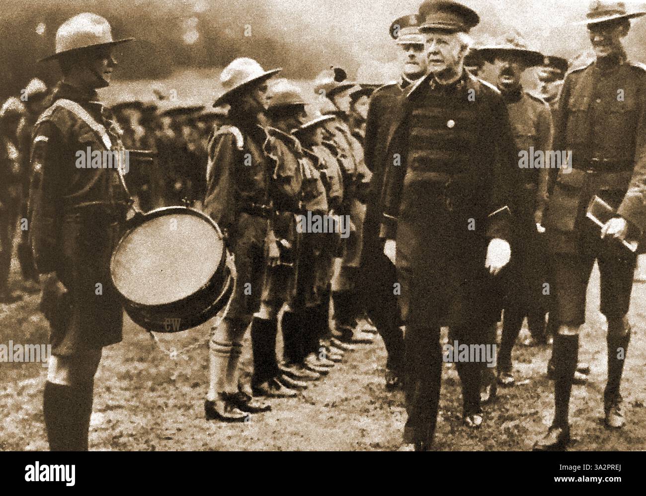 1925 le général Bramwell Booth inspecte les éclaireurs à Crystal Palace, Londres lors du Jubilé de diamant de l'Armée du Salut - William Bramwell Booth, ( 1856 - 1 1929) fut le premier chef d'état-major de l'Armée du Salut. Il est également le deuxième général de l'Armée du Salut (1912-1929), succédant à son père, William Booth Banque D'Images