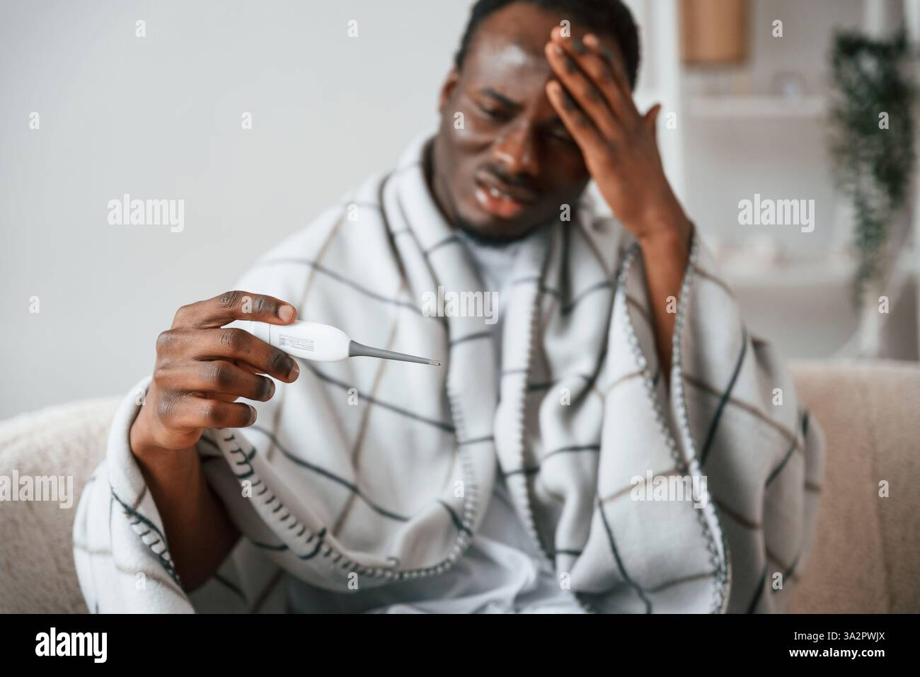 Horrible mal de tête. L'homme noir malade est à la maison. Banque D'Images
