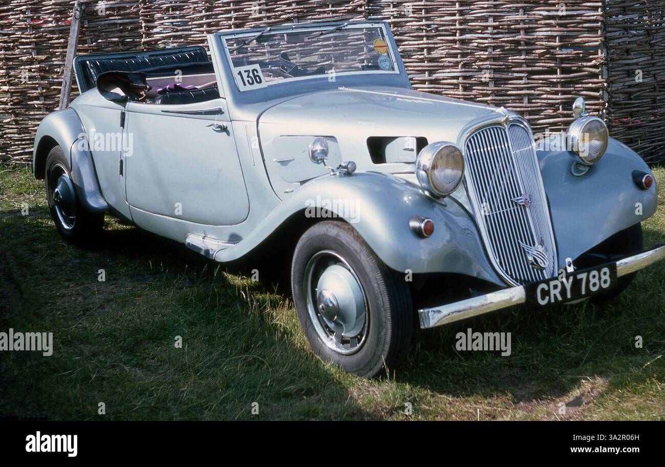 Années 1970, historique, voiture Citreon, une Citroën traction avant, toit souple Banque D'Images