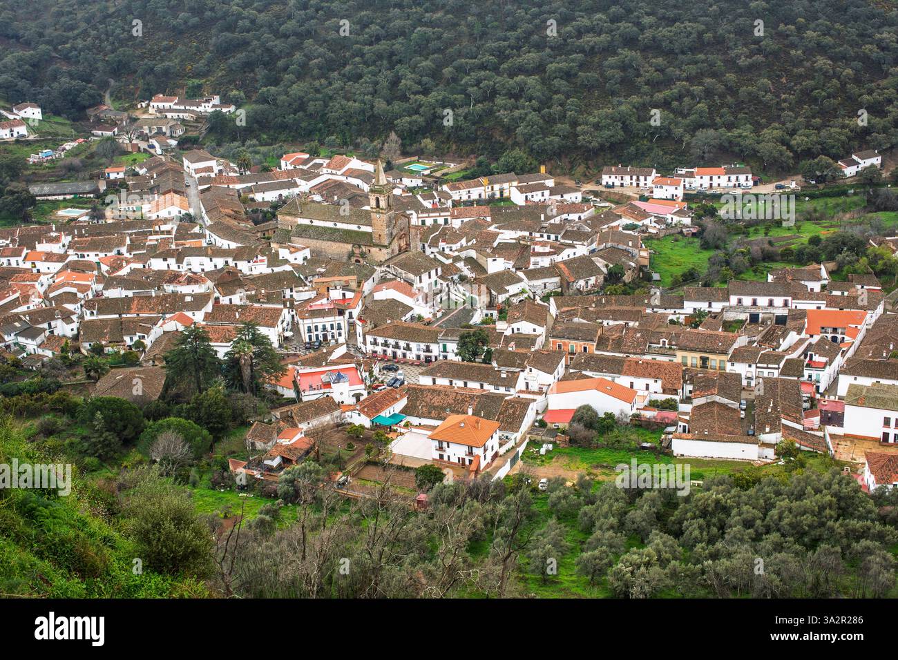 Charmant village d'Alajar, en Espagne, entouré de collines luxuriantes et de paysages pittoresques. Banque D'Images Charmant village d'Alajar, en Espagne, entouré de collines luxuriantes et de paysages pittoresques. Banque D'Images