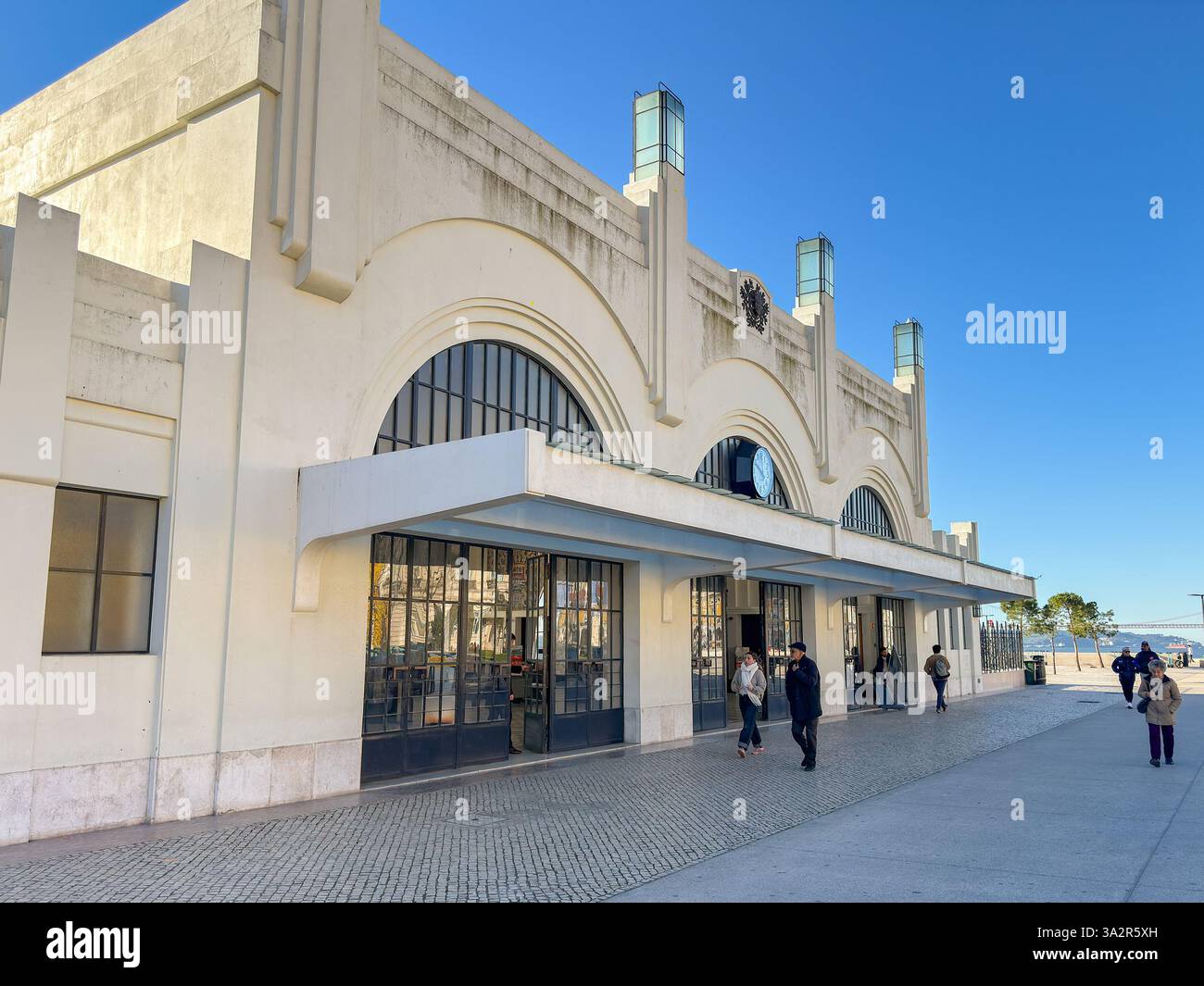 Lisbonne, Portugal, Europe - 13 janvier 2025 : vue extérieure de face du terminal de ferry Terreiro do Paço à Lisbonne. Banque D'Images