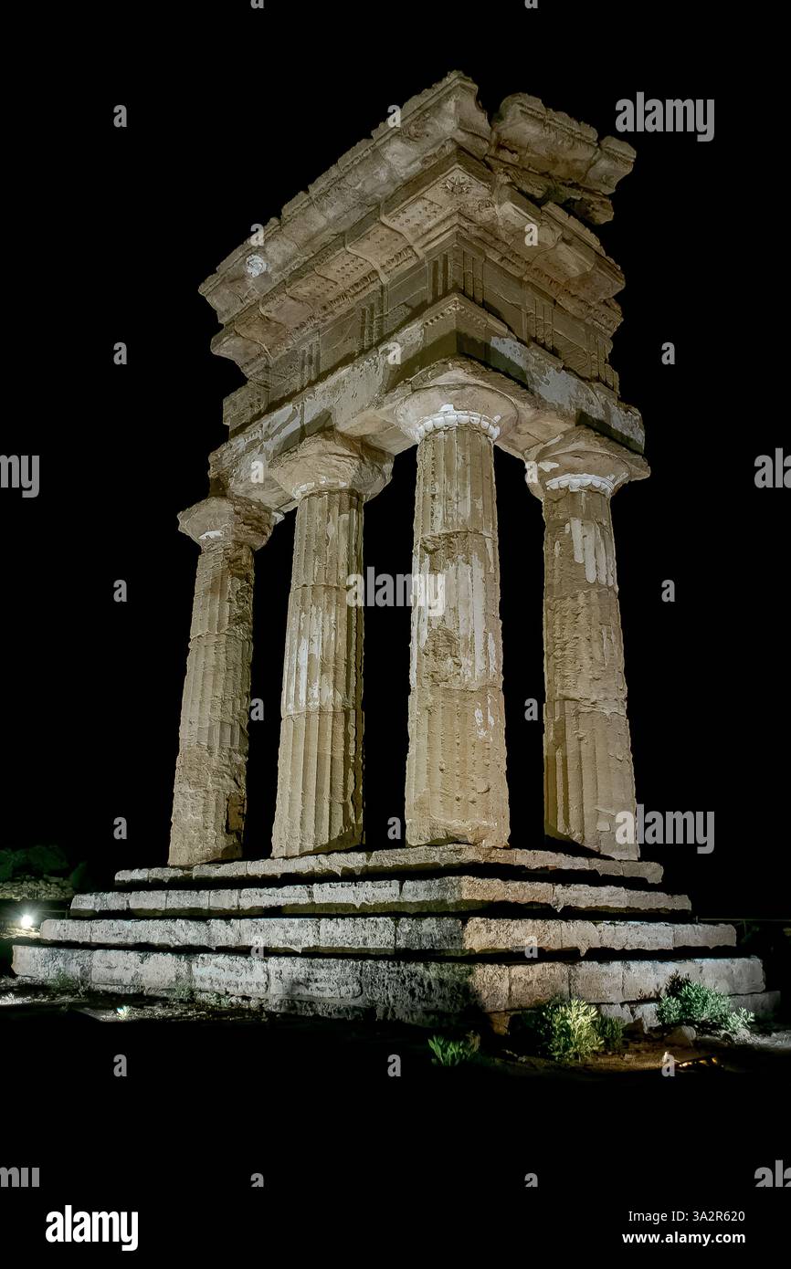 Architecture grecque antique. La pièce la plus emblématique de la Vallée des temples : les vestiges du temple de Castor et Pollux, prise de vue de nuit ; Agrigente, Banque D'Images