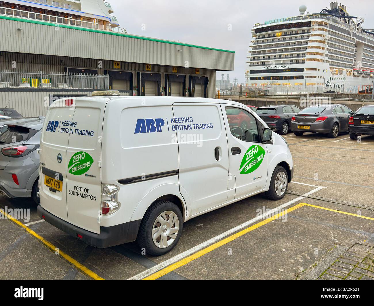 Southampton, Angleterre, Royaume-Uni - 17 janvier 2025 : fourgon électrique zéro émission utilisé par ABP Associated British ports pour gérer les quais de la ville Banque D'Images