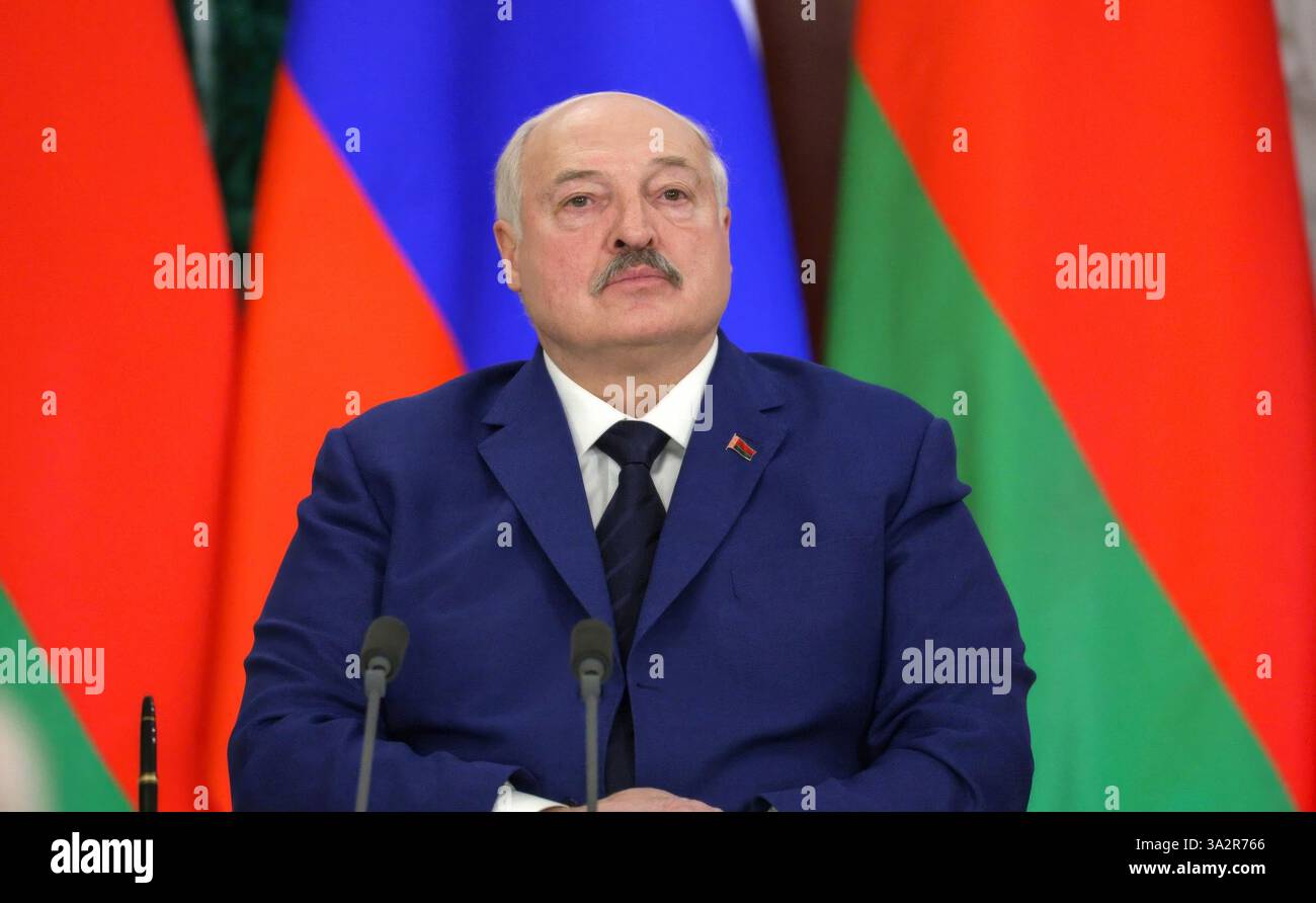 Moscou, Russie. 13 mars 2025. Le président biélorusse Alexandre Loukachenko, écoute une question lors d'une conférence de presse conjointe avec le président russe Vladimir Poutine, à la suite de réunions bilatérales au Kremlin, le 13 mars 2025 à Moscou, en Russie. Crédit : Gavriil Grigorov/Kremlin Pool/Alamy Live News Banque D'Images