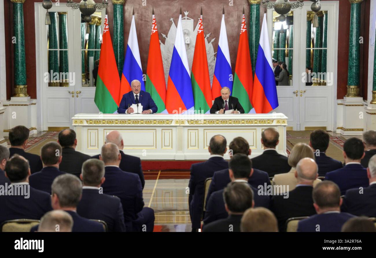 Moscou, Russie. 13 mars 2025. Le président russe Vladimir Poutine, à droite, répond à une question lors d’une conférence de presse conjointe avec le président biélorusse Alexandre Loukachenko, à gauche, suite à des réunions bilatérales au Kremlin, le 13 mars 2025 à Moscou, en Russie. Crédit : Gavriil Grigorov/Kremlin Pool/Alamy Live News Banque D'Images