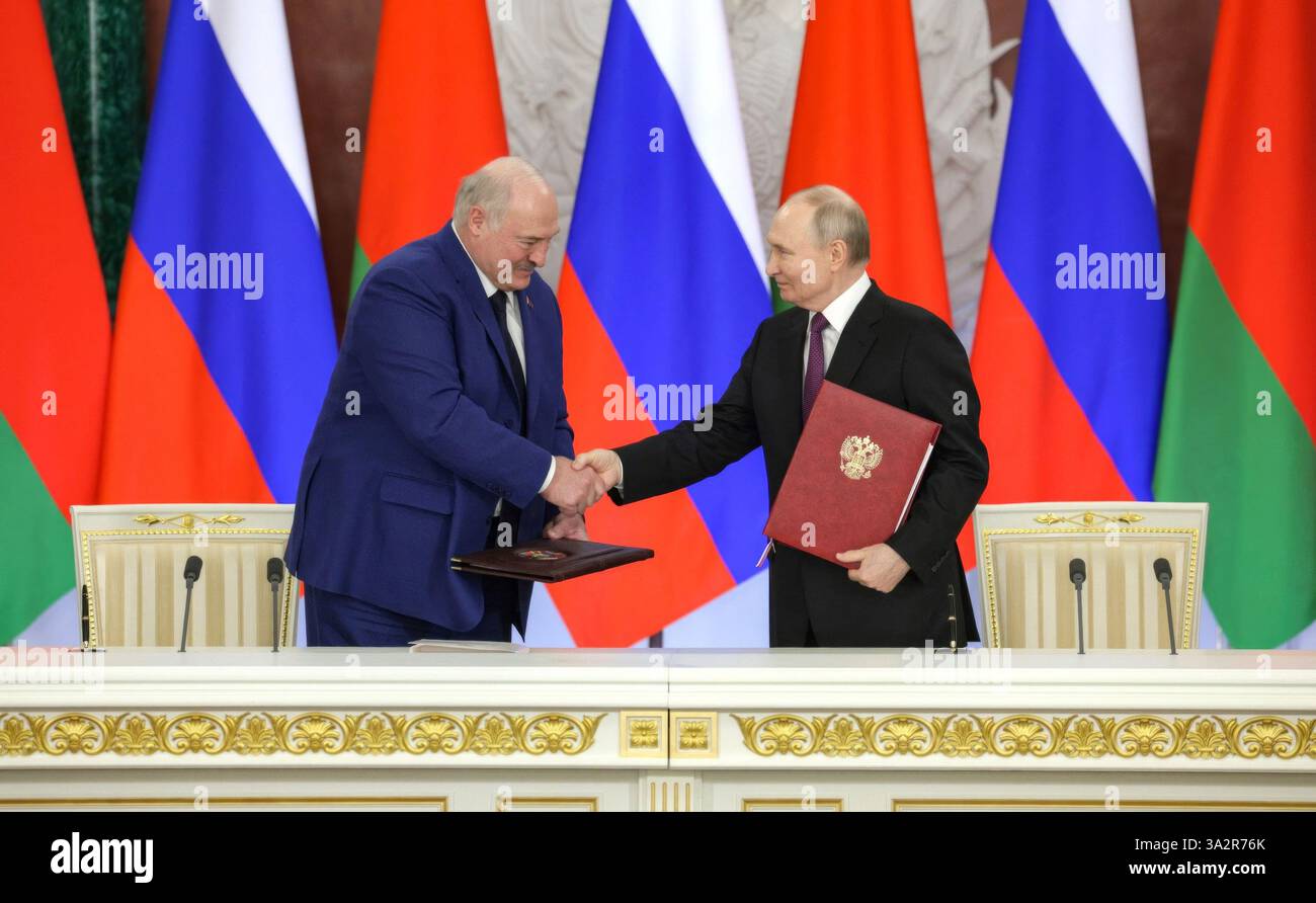 Moscou, Russie. 13 mars 2025. Le président russe Vladimir Poutine, à droite, et le président biélorusse Alexandre Loukachenko, à gauche, échangent des accords signés à la suite de réunions bilatérales au Kremlin, le 13 mars 2025 à Moscou, en Russie. Crédit : Gavriil Grigorov/Kremlin Pool/Alamy Live News Banque D'Images