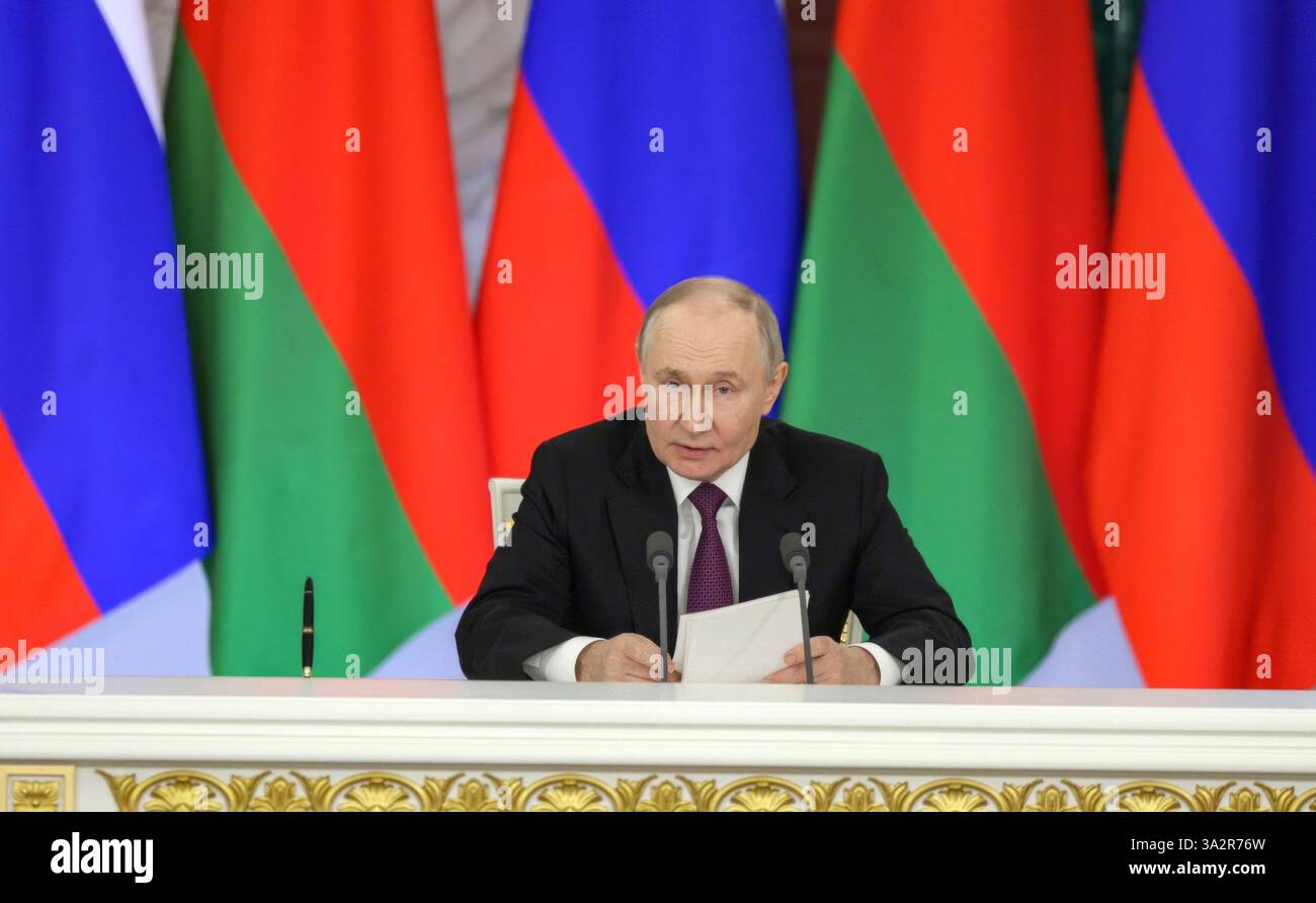 Moscou, Russie. 13 mars 2025. Le président russe Vladimir Poutine, répond à une question lors d'une conférence de presse conjointe avec le président biélorusse Alexandre Loukachenko, à la suite de réunions bilatérales au Kremlin, le 13 mars 2025 à Moscou, en Russie. Crédit : Gavriil Grigorov/Kremlin Pool/Alamy Live News Banque D'Images