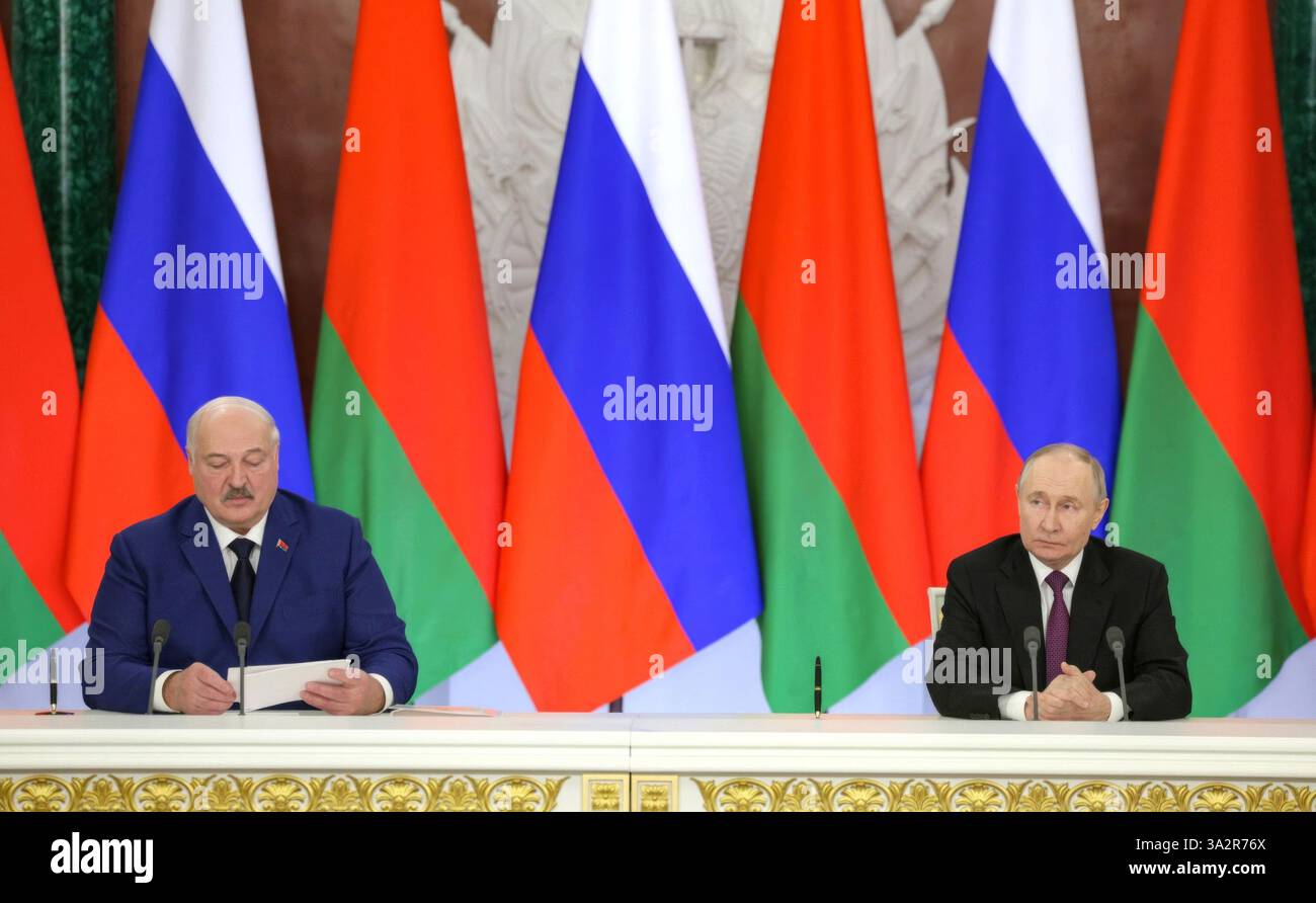 Moscou, Russie. 13 mars 2025. Le président russe Vladimir Poutine, à droite, et le président biélorusse Alexandre Loukachenko, à gauche, écoutent une question lors d’une conférence de presse conjointe à la suite de réunions bilatérales au Kremlin, le 13 mars 2025 à Moscou, en Russie. Crédit : Gavriil Grigorov/Kremlin Pool/Alamy Live News Banque D'Images