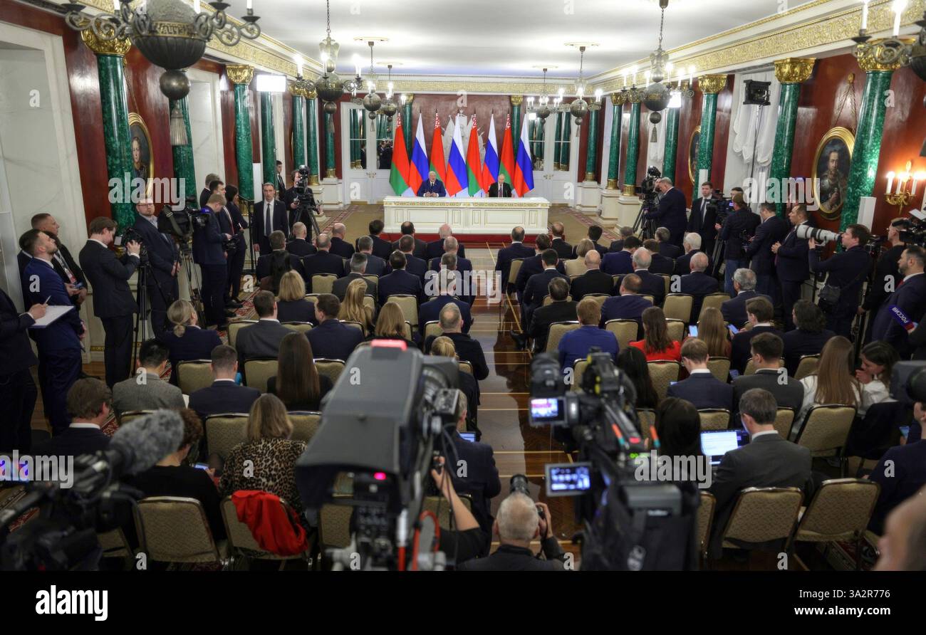 Moscou, Russie. 13 mars 2025. Le président russe Vladimir Poutine, à droite, et le président biélorusse Alexandre Loukachenko, à gauche, écoutent une question lors d’une conférence de presse conjointe à la suite de réunions bilatérales au Kremlin, le 13 mars 2025 à Moscou, en Russie. Crédit : Gavriil Grigorov/Kremlin Pool/Alamy Live News Banque D'Images