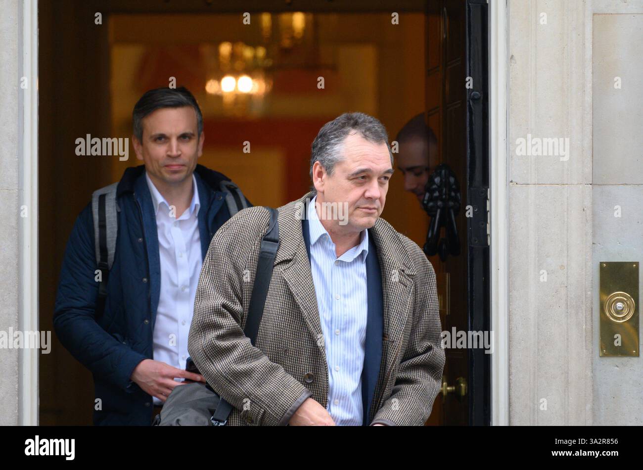 Gary Cook (responsable des politiques publiques du Groupe) et Tom le Quesne (« Responsible Business ») de Lloyds Banking Group, quittant le 10 Downing Street, le 12 mars 2025 Banque D'Images