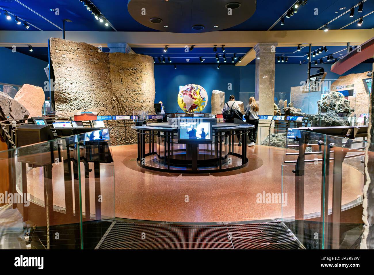 Gottesman Hall of Planet Earth New York City // NEW YORK CITY, États-Unis — le Gottesman Hall of Planet Earth du Musée américain d'histoire naturelle présente les formations géologiques et les principes des sciences de la terre. L'exposition permanente présente des spécimens de roche, des expositions interactives expliquant les processus géologiques et des modèles démontrant la structure et les systèmes de la Terre. Située dans l'Upper West Side de Manhattan, cette salle fait partie du Rose Center for Earth and Space du musée, qui offre une formation complète sur les sciences planétaires et géologiques. Banque D'Images