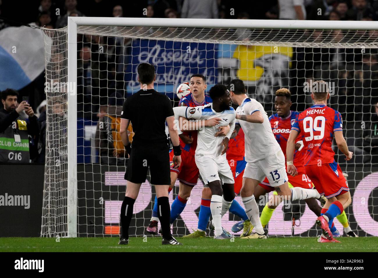 Rome, Italie. 13 mars 2025. Alessio Romagnoli du SS Lazio (c) marque le but de 1-1 lors du match de football de la Ligue Europa entre le SS Lazio et Viktoria Plzen au stade Olimpico à Rome (Italie), le 13 mars 2025. Crédit : Insidefoto/Alamy Live News Banque D'Images