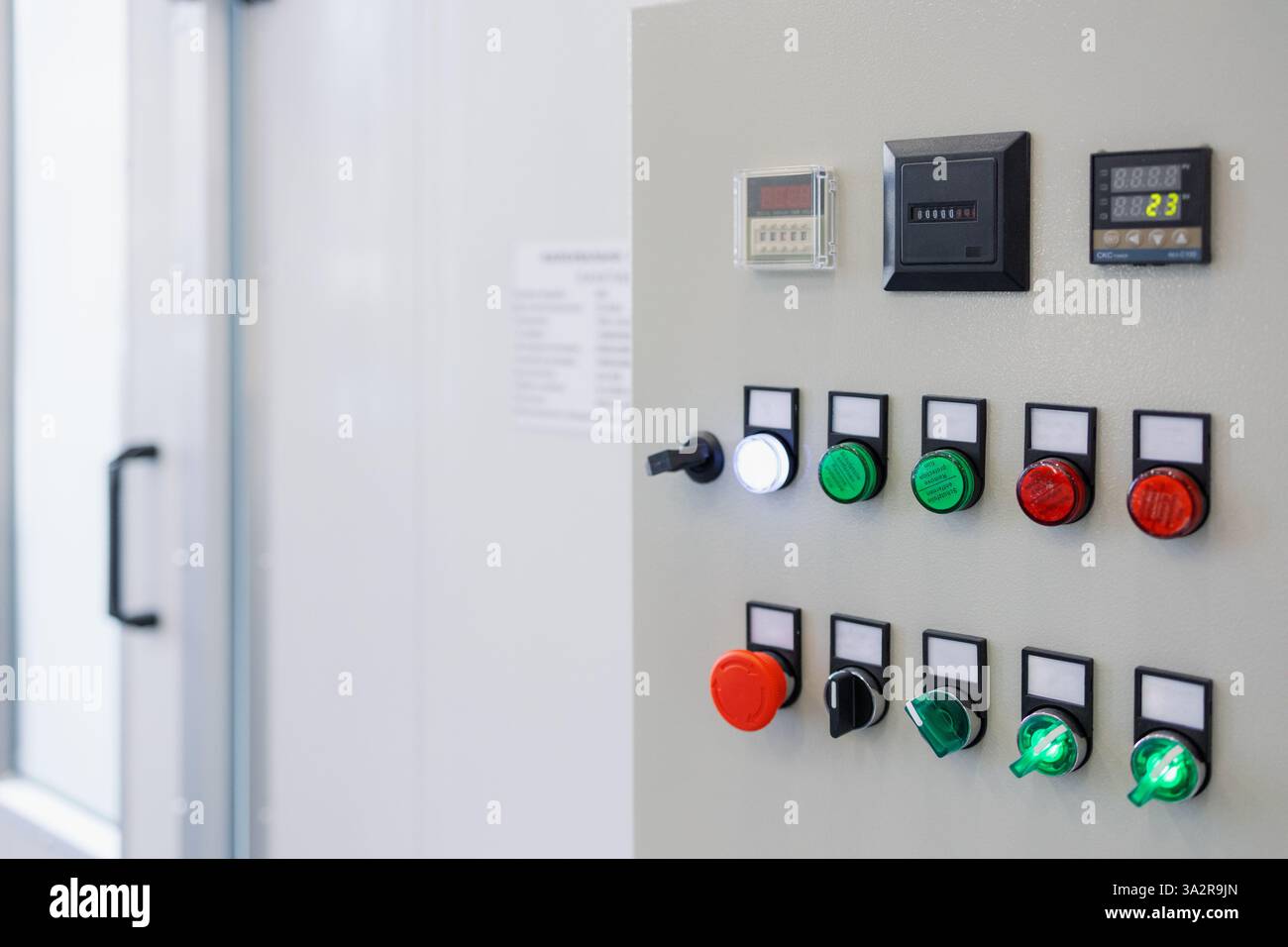 Des boutons colorés et des affichages numériques décorent le panneau de commande, indiquant les connexions actives dans un établissement moderne. Cette configuration permet un monito précis Banque D'Images