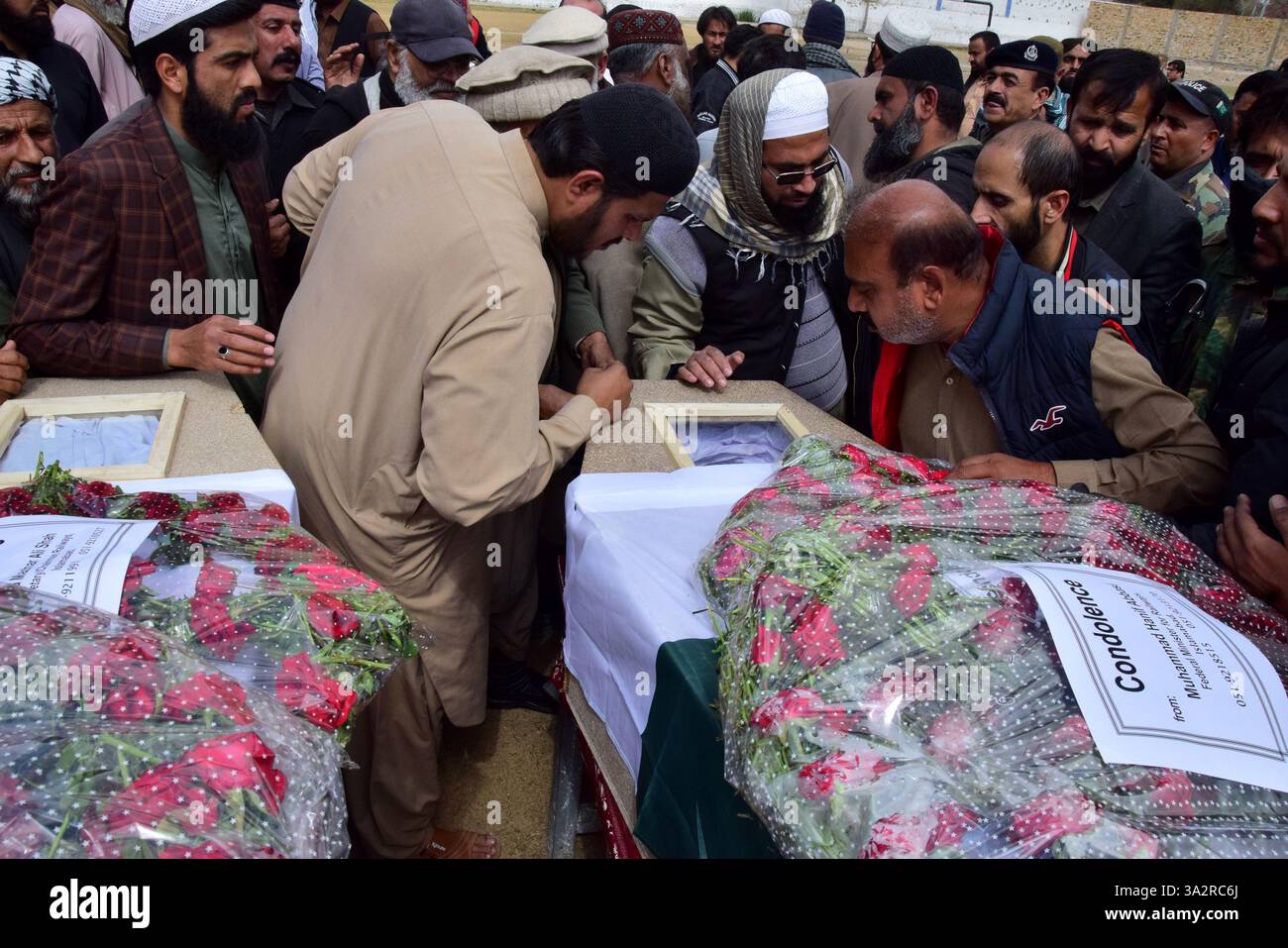Quetta, Pakistan. 13 mars 2025. Des gens assistent à des funérailles pour des victimes tuées dans un attentat à Quetta, province du Baloutchistan, Pakistan, le 13 mars 2025. Vingt et un passagers, quatre soldats et 33 terroristes ont été tués après que des terroristes lourdement armés ont attaqué un train de passagers et pris des dizaines en otage dans la province du Baloutchistan, dans le sud-ouest du pays, a déclaré l'Inter-services public relations (ISPR), la branche médiatique de l'armée pakistanaise, dans un communiqué mercredi soir. Crédit : Asad/Xinhua/Alamy Live News Banque D'Images Quetta, Pakistan. 13 mars 2025. Des gens assistent à des funérailles pour des victimes tuées dans un attentat à Quetta, province du Baloutchistan, Pakistan, le 13 mars 2025. Vingt et un passagers, quatre soldats et 33 terroristes ont été tués après que des terroristes lourdement armés ont attaqué un train de passagers et pris des dizaines en otage dans la province du Baloutchistan, dans le sud-ouest du pays, a déclaré l'Inter-services public relations (ISPR), la branche médiatique de l'armée pakistanaise, dans un communiqué mercredi soir. Crédit : Asad/Xinhua/Alamy Live News Banque D'Images