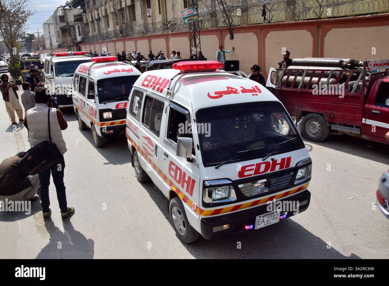 Quetta, Pakistan. 13 mars 2025. Des ambulances transportant des victimes d'une attaque de train arrivent pour des funérailles à Quetta, province du Baloutchistan, Pakistan, le 13 mars 2025. Vingt et un passagers, quatre soldats et 33 terroristes ont été tués après que des terroristes lourdement armés ont attaqué un train de passagers et pris des dizaines en otage dans la province du Baloutchistan, dans le sud-ouest du pays, a déclaré l'Inter-services public relations (ISPR), la branche médiatique de l'armée pakistanaise, dans un communiqué mercredi soir. Crédit : Asad/Xinhua/Alamy Live News Banque D'Images Quetta, Pakistan. 13 mars 2025. Des ambulances transportant des victimes d'une attaque de train arrivent pour des funérailles à Quetta, province du Baloutchistan, Pakistan, le 13 mars 2025. Vingt et un passagers, quatre soldats et 33 terroristes ont été tués après que des terroristes lourdement armés ont attaqué un train de passagers et pris des dizaines en otage dans la province du Baloutchistan, dans le sud-ouest du pays, a déclaré l'Inter-services public relations (ISPR), la branche médiatique de l'armée pakistanaise, dans un communiqué mercredi soir. Crédit : Asad/Xinhua/Alamy Live News Banque D'Images
