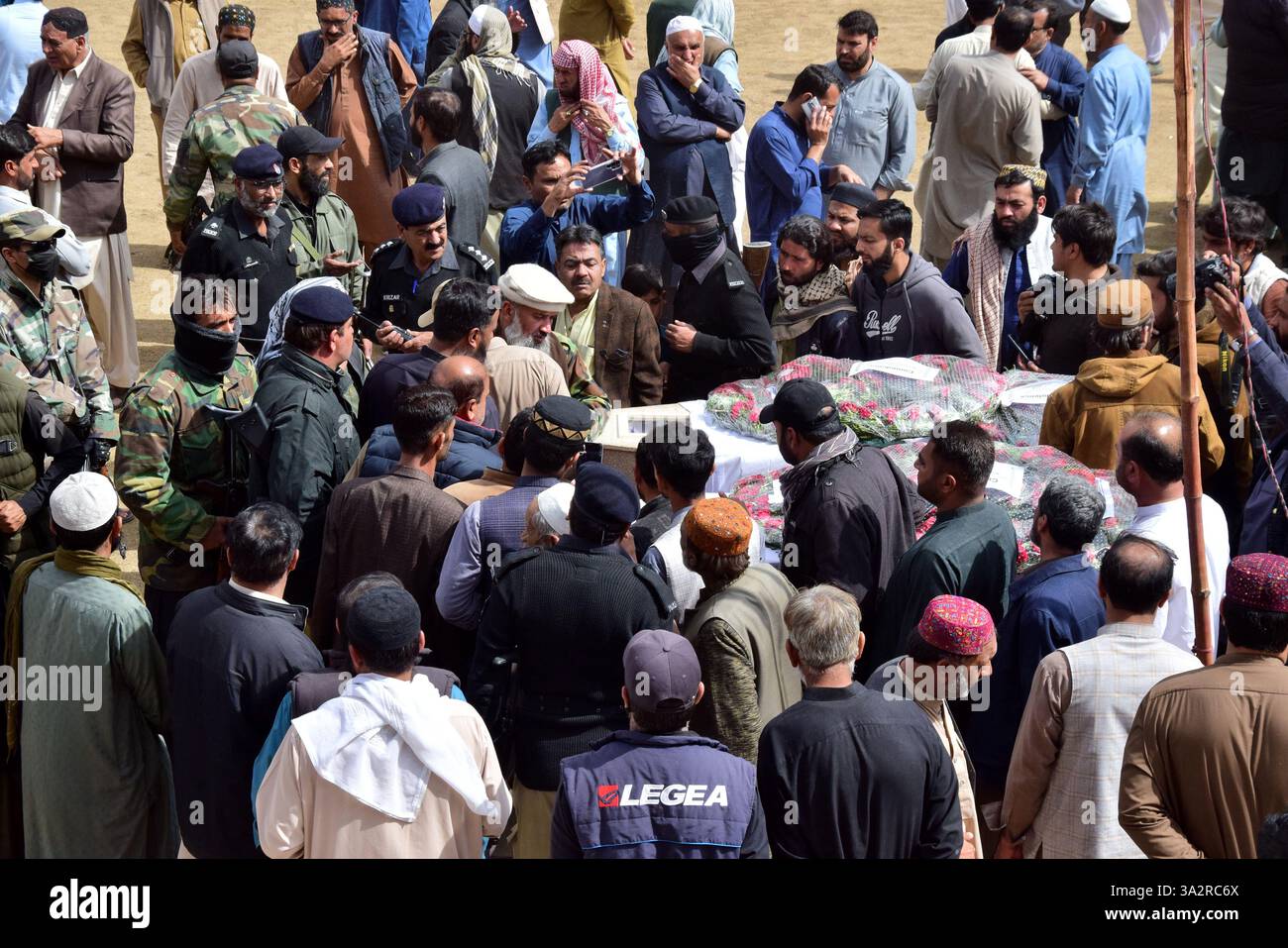 Quetta, Pakistan. 13 mars 2025. Des gens assistent à des funérailles pour des victimes tuées dans un attentat à Quetta, province du Baloutchistan, Pakistan, le 13 mars 2025. Vingt et un passagers, quatre soldats et 33 terroristes ont été tués après que des terroristes lourdement armés ont attaqué un train de passagers et pris des dizaines en otage dans la province du Baloutchistan, dans le sud-ouest du pays, a déclaré l'Inter-services public relations (ISPR), la branche médiatique de l'armée pakistanaise, dans un communiqué mercredi soir. Crédit : Asad/Xinhua/Alamy Live News Banque D'Images Quetta, Pakistan. 13 mars 2025. Des gens assistent à des funérailles pour des victimes tuées dans un attentat à Quetta, province du Baloutchistan, Pakistan, le 13 mars 2025. Vingt et un passagers, quatre soldats et 33 terroristes ont été tués après que des terroristes lourdement armés ont attaqué un train de passagers et pris des dizaines en otage dans la province du Baloutchistan, dans le sud-ouest du pays, a déclaré l'Inter-services public relations (ISPR), la branche médiatique de l'armée pakistanaise, dans un communiqué mercredi soir. Crédit : Asad/Xinhua/Alamy Live News Banque D'Images