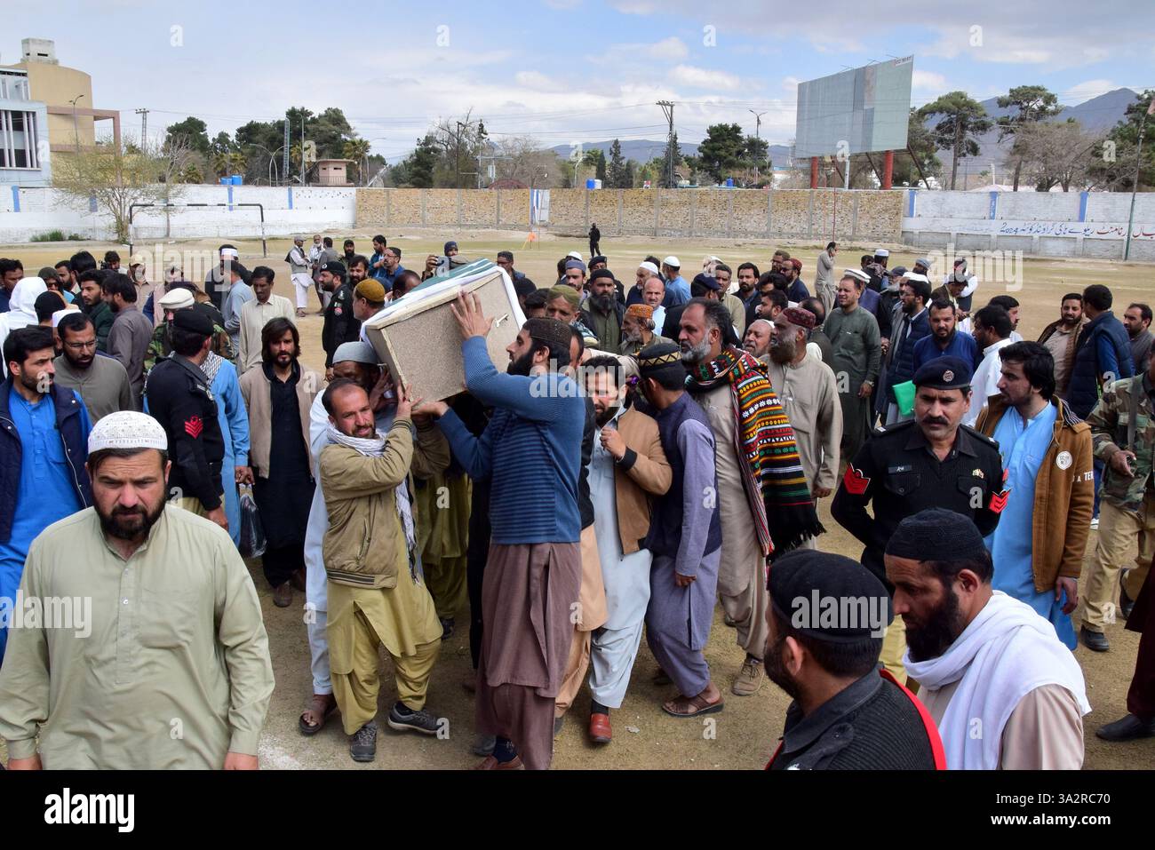Quetta, Pakistan. 13 mars 2025. Des gens assistent aux funérailles d’une victime tuée dans un attentat à Quetta, province du Baloutchistan, Pakistan, le 13 mars 2025. Vingt et un passagers, quatre soldats et 33 terroristes ont été tués après que des terroristes lourdement armés ont attaqué un train de passagers et pris des dizaines en otage dans la province du Baloutchistan, dans le sud-ouest du pays, a déclaré l'Inter-services public relations (ISPR), la branche médiatique de l'armée pakistanaise, dans un communiqué mercredi soir. Crédit : Asad/Xinhua/Alamy Live News Banque D'Images Quetta, Pakistan. 13 mars 2025. Des gens assistent aux funérailles d’une victime tuée dans un attentat à Quetta, province du Baloutchistan, Pakistan, le 13 mars 2025. Vingt et un passagers, quatre soldats et 33 terroristes ont été tués après que des terroristes lourdement armés ont attaqué un train de passagers et pris des dizaines en otage dans la province du Baloutchistan, dans le sud-ouest du pays, a déclaré l'Inter-services public relations (ISPR), la branche médiatique de l'armée pakistanaise, dans un communiqué mercredi soir. Crédit : Asad/Xinhua/Alamy Live News Banque D'Images