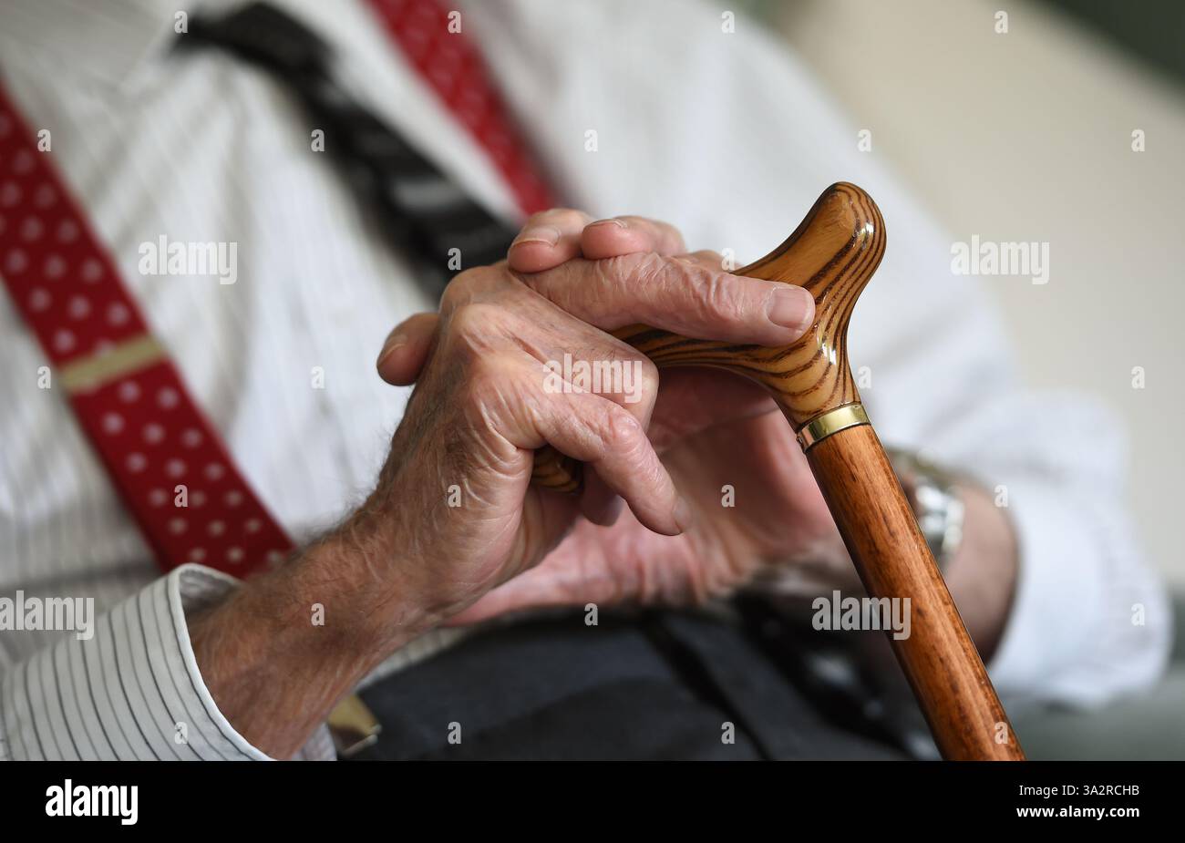 SOUS EMBARGO À 0001 MERCREDI 25 SEPTEMBRE photo du dossier datée du 18/05/17 d'un homme âgé à la maison de retraite Rowheath House à Birmingham. La vie de milliers de personnes âgées au Royaume-Uni pourrait être sauvée chaque année par un nouveau vaccin qui protège contre un virus respiratoire, selon une étude. Cela pourrait également aider à libérer des milliers de rendez-vous de médecins généralistes et de lits d'hôpitaux, ont déclaré les chercheurs. Date d'émission : mercredi 25 septembre 2024. Banque D'Images