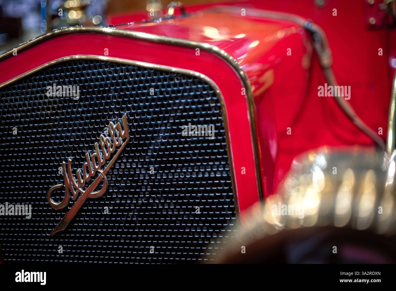 Middleby Roadster 1909 Luray car and Carriage Caravan Museum Luray Virginia // LURAY, Virginie — Un Middleby Roadster de 1909, considéré comme le seul exemplaire survivant de cette automobile rare, est exposé au Luray car and Carriage Caravan Museum en Virginie. Le véhicule est équipé d'un moteur à essence 4 cylindres refroidi par air produisant 20 chevaux, d'un cadre en bois et de pneus en caoutchouc blanc d'origine. À l'origine, 850 ce roadster avait été découvert à Luray et avait appartenu à H.J. Studebaker, un ancien agent de fret pour le Norfolk and Western Railroad. Banque D'Images
