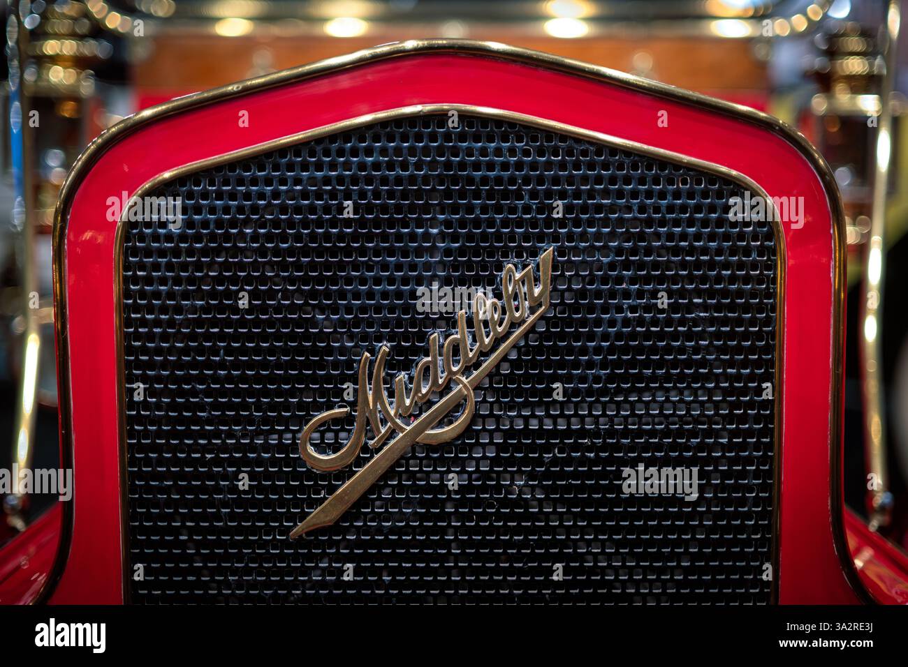 1909 Middleby Roadster Luray car and Carriage Caravan Museum Virginia // LURAY, Virginie — Un Middleby Roadster de 1909, considéré comme le seul exemplaire survivant de cette automobile rare, est exposé au Luray car and Carriage Caravan Museum en Virginie. Le véhicule est équipé d'un moteur à essence 4 cylindres refroidi par air produisant 20 chevaux, d'un cadre en bois et de pneus en caoutchouc blanc d'origine. À l'origine, 850 ce roadster avait été découvert à Luray et avait appartenu à H.J. Studebaker, un ancien agent de fret pour le Norfolk and Western Railroad. Banque D'Images