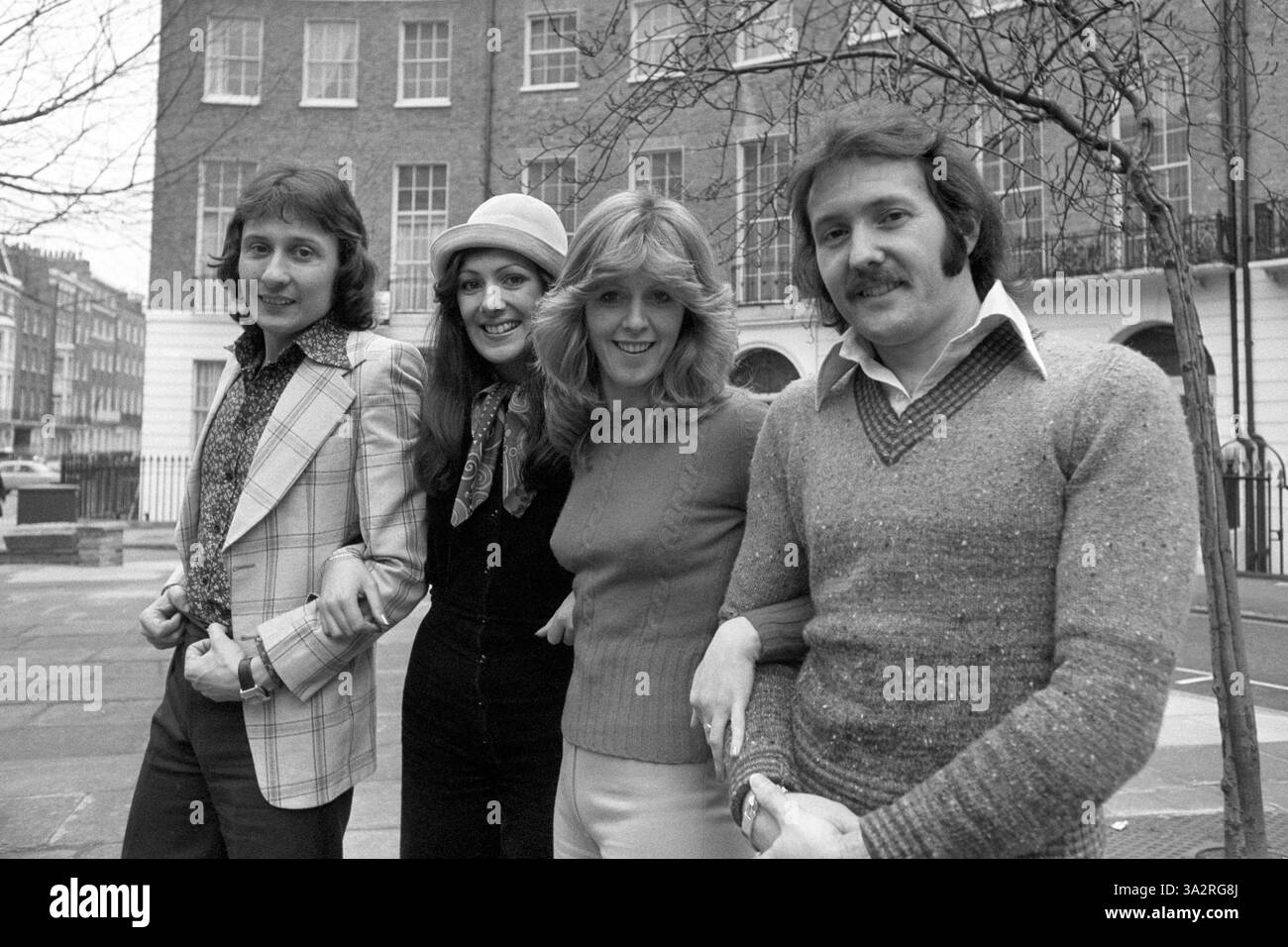 Photo du dossier datée du 26/02/76 Brotherhood of Man qui ont été choisis pour représenter la Grande-Bretagne au concours Eurovision de la chanson 1976 (de gauche à droite) Nicky Stevens, Martin Lee, Lee Sheridan et Sandra Stevens. Le chanteur Martin Lee, membre du groupe Brotherhood of Man, qui a remporté le concours Eurovision de la chanson pour le Royaume-Uni en 1976, est décédé à l'âge de 77 ans, a annoncé le groupe. Date d'émission : mardi 1er octobre 2024. Banque D'Images Photo du dossier datée du 26/02/76 Brotherhood of Man qui ont été choisis pour représenter la Grande-Bretagne au concours Eurovision de la chanson 1976 (de gauche à droite) Nicky Stevens, Martin Lee, Lee Sheridan et Sandra Stevens. Le chanteur Martin Lee, membre du groupe Brotherhood of Man, qui a remporté le concours Eurovision de la chanson pour le Royaume-Uni en 1976, est décédé à l'âge de 77 ans, a annoncé le groupe. Date d'émission : mardi 1er octobre 2024. Banque D'Images