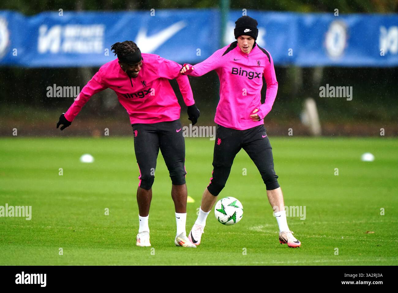 Noni Madueke de Chelsea (à gauche) et Cole Palmer de Chelsea lors d'une séance d'entraînement au Cobham Training Centre, Surrey. Date de la photo : mercredi 2 octobre 2024. Banque D'Images