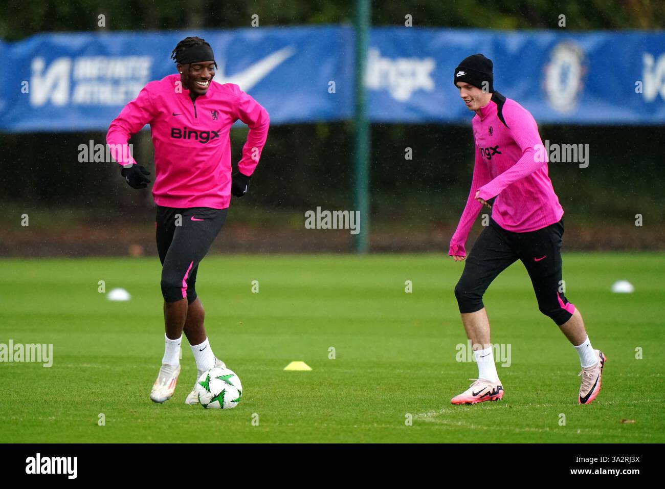 Noni Madueke de Chelsea (à gauche) et Cole Palmer de Chelsea lors d'une séance d'entraînement au Cobham Training Centre, Surrey. Date de la photo : mercredi 2 octobre 2024. Banque D'Images
