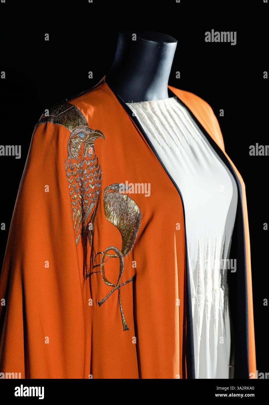 SOUS EMBARGO JUSQU'au 0001 MARDI 8 OCTOBRE Une vue détaillée du costume de Cléopâtre d'Elizabeth Taylor (estimation £10 000 - £20,000) du film 'Cléopâtre' de 1963 lors d'une visite photo au Propstore à Rickmansworth, Hertfordshire, avant leur vente aux enchères Live Memabilia qui se déroule sur quatre jours à partir du 14 novembre. Date de la photo : jeudi 3 octobre 2024. Banque D'Images
