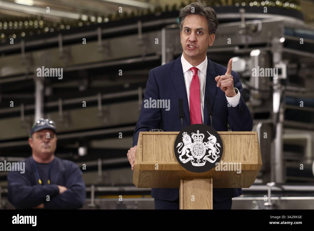 Ed Miliband, secrétaire à la sécurité énergétique et au Net Zero, prend la parole lors d'une visite d'une usine de fabrication à Chester. Le Gouvernement s'est engagé à verser près de 22 milliards de livres sterling pour élaborer des projets de captage et de stockage des émissions de carbone provenant de l'énergie, de l'industrie et de la production d'hydrogène. On espère que le financement promis au cours des 25 prochaines années pour deux «clusters de captage du carbone» dans le Merseyside et le Teesside créera et soutiendra des milliers d'emplois, attirera des investissements privés et aidera le Royaume-Uni à atteindre ses objectifs climatiques. Date de la photo : vendredi 4 octobre 2024. Banque D'Images