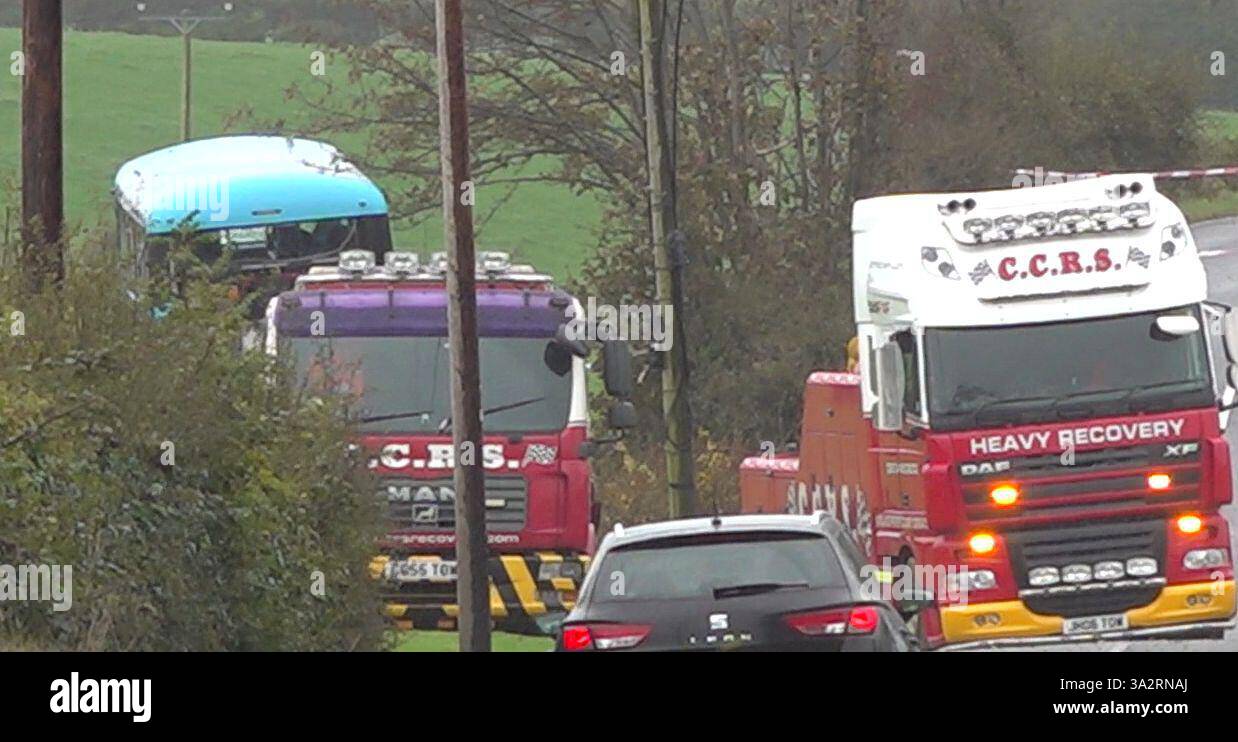 Capture d'écran d'une vidéo de l'AP montrant les efforts pour retirer le véhicule endommagé de la scène d'un accident d'autobus scolaire sur la route Ballyblack est près de Carrowdore. Le double-impérial transportait 43 élèves du Strangford College à Bangor quand il s'est renversé et s'est retrouvé de son côté dans un champ lundi. Date de la photo : mardi 8 octobre 2024. Banque D'Images