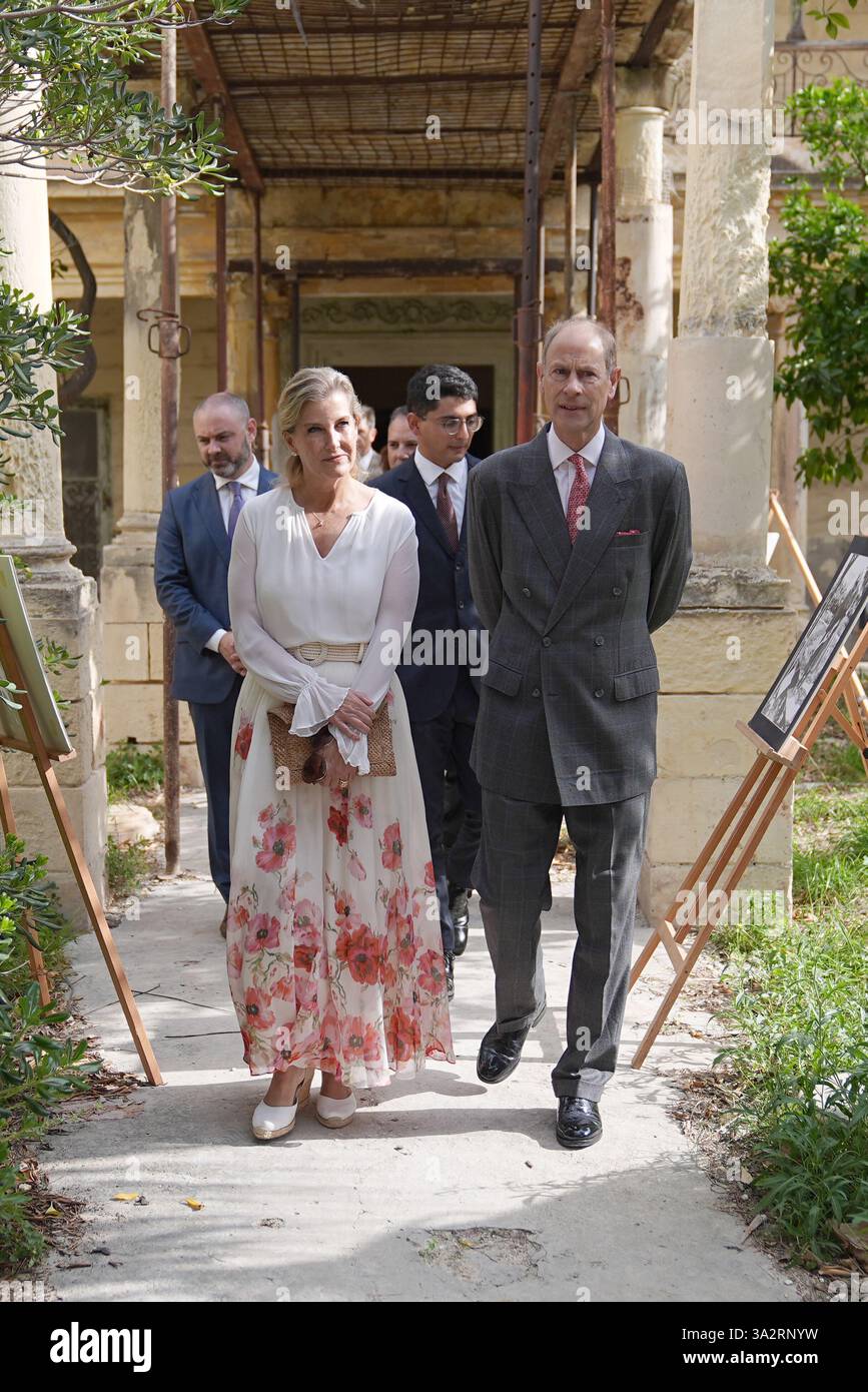 Le duc et la duchesse d'Édimbourg, lors d'une visite de Villa Guardamangia, à Pieta, accompagnés de représentants de Heritage Malta pour en savoir plus sur les travaux de restauration entrepris dans l'ancienne résidence de la défunte reine et de son mari le prince Philip, défunt duc d'Édimbourg, lorsqu'ils étaient un jeune couple marié, le troisième jour d'une tournée royale à Malte pour marquer le 60e anniversaire de son indépendance et célébrer le patrimoine commun du pays et la collaboration continue avec le Royaume-Uni. Date de la photo : mercredi 9 octobre 2024. Banque D'Images