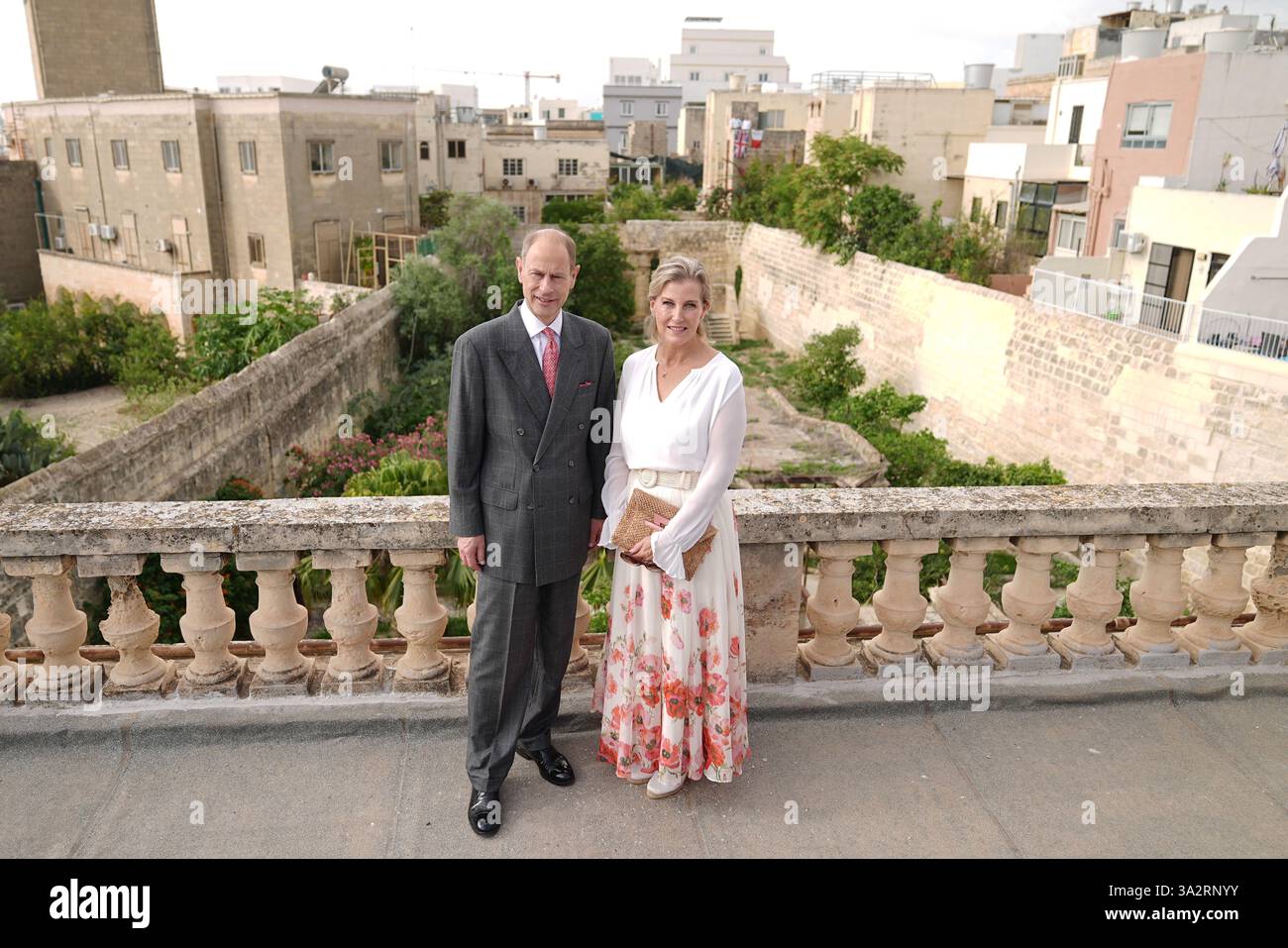 Le duc et la duchesse d'Édimbourg, lors d'une visite de Villa Guardamangia, à Pieta, accompagnés de représentants de Heritage Malta pour en savoir plus sur les travaux de restauration entrepris dans l'ancienne résidence de la défunte reine Elizabeth II et de son mari le prince Philip, défunt duc d'Édimbourg, lorsqu'ils étaient un jeune couple marié, le troisième jour d'une tournée royale à Malte pour marquer le 60e anniversaire de son indépendance et célébrer le patrimoine commun du pays et la collaboration continue avec le Royaume-Uni. Date de la photo : mercredi 9 octobre 2024. Banque D'Images